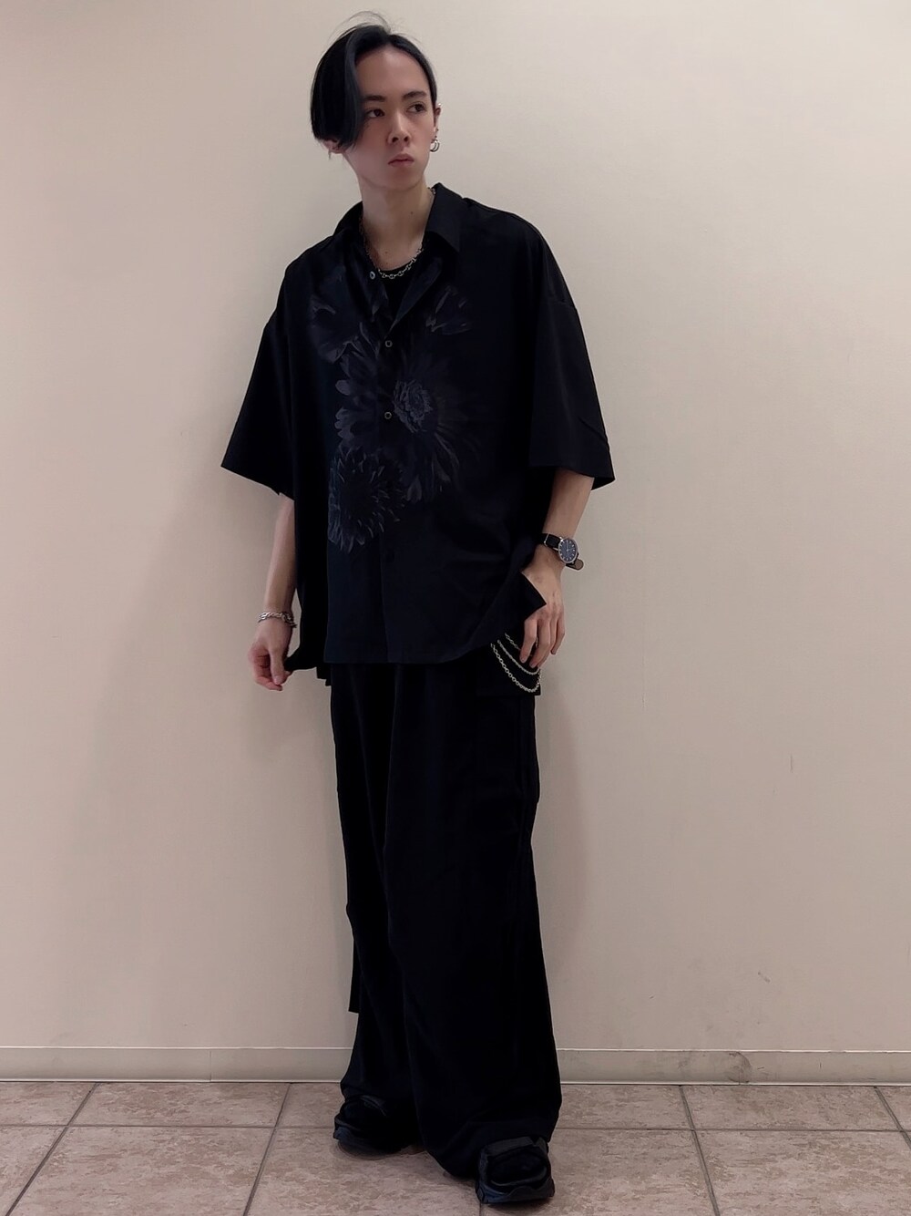 「オールブラック、柄シャツ、カーゴパンツ、キレイめ、夏コーデ、低身長」｜「JUNREDのital. from JUNRed / bean bracelet connected（ブレスレット、シルバー系）」を使った、hikaaa1231さん（メンズ・170cm）の夏コーディネートの1枚目の写真
