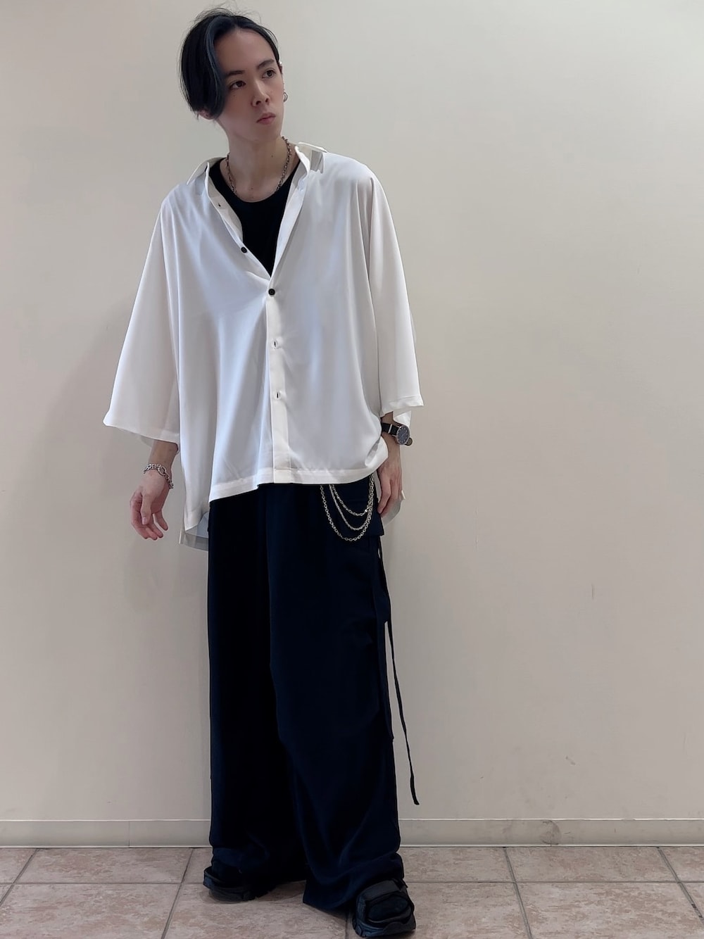 「シャツ、ワイドパンツ、キレイめ、夏コーデ、低身長」｜「JUNREDのドレープビッグポンチョシャツ（シャツ/ブラウス、ホワイト系）」を使った、hikaaa1231さん（メンズ・170cm）の夏コーディネートの1枚目の写真