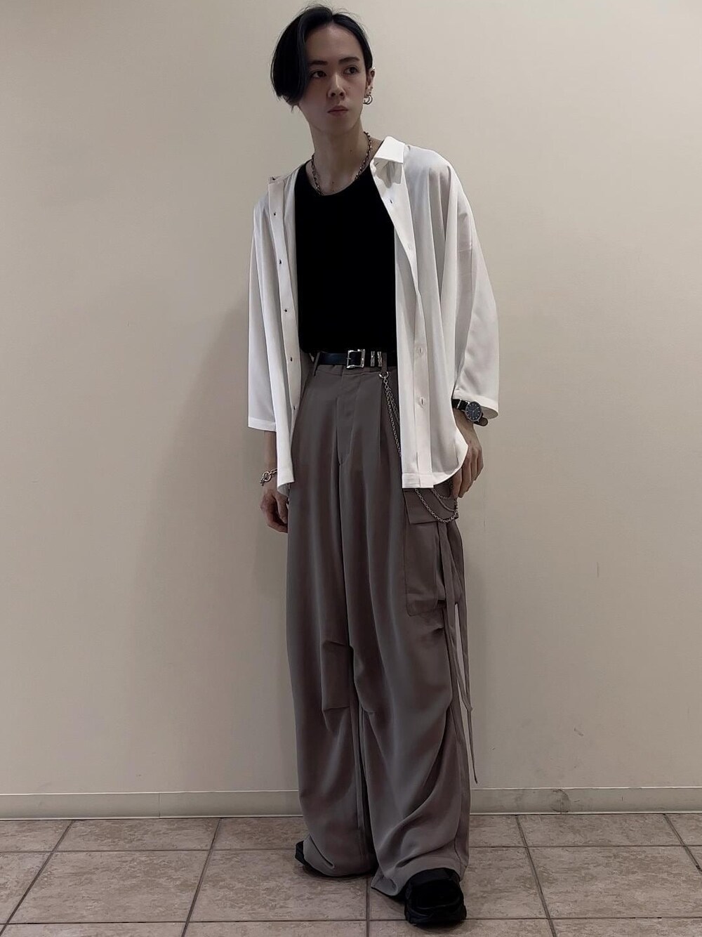 「シャツ、キレイめ、カーゴパンツ、低身長、夏コーデ、アウトドアコーデ、ストリート」｜「JUNREDのital. from JUNRed / bean bracelet connected（ブレスレット、シルバー系）」を使った、hikaaa1231さん（メンズ・170cm）の夏コーディネートの1枚目の写真
