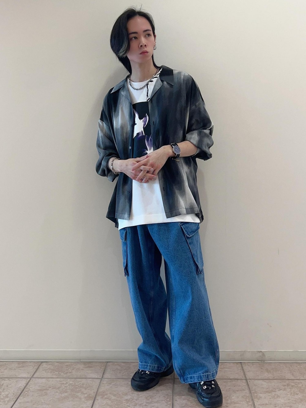 「シャツ、Tシャツ、デニム、オープンカラー、グラフィックT、ワイドデニム、デートコーデ、春コーデ、24SS春の新作、低身長、JUNRed」｜「JUNREDのハンドステッチグラフィックルーズTシャツ（Tシャツ/カットソー、ホワイト系）」を使った、hikaaa1231さん（メンズ・170cm）の春コーディネートの1枚目の写真