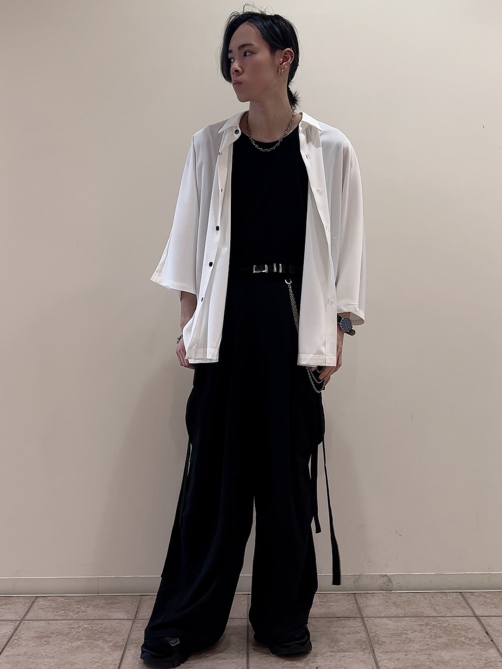 「シャツ、カーゴパンツ、ワイドパンツ、キレイめ、低身長」｜「JUNREDのital. from JUNRed / rosary anchor chain necklace（ネックレス、シルバー系）」を使った、hikaaa1231さん（メンズ・170cm）の夏コーディネートの1枚目の写真