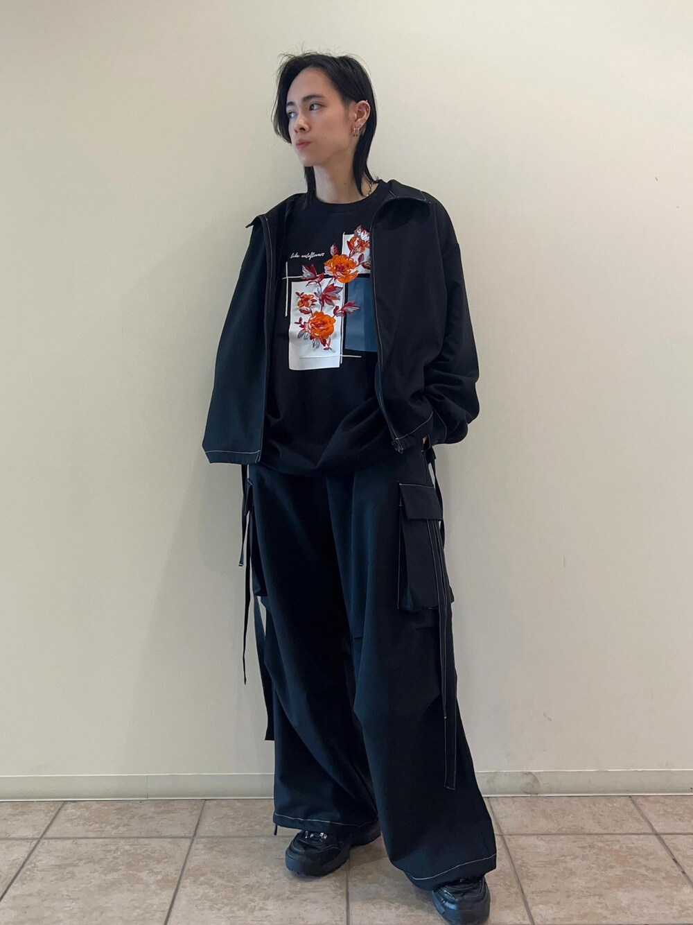 「セットアップ、春アウター、カーゴパンツ、スポーツミックス、春コーデ、24SS春の新作、低身長」｜「JUNREDのサイドコードスタンドZIPブルゾン（ブルゾン、ブラック系）」を使った、hikaaa1231さん（メンズ・170cm）の春コーディネートの1枚目の写真