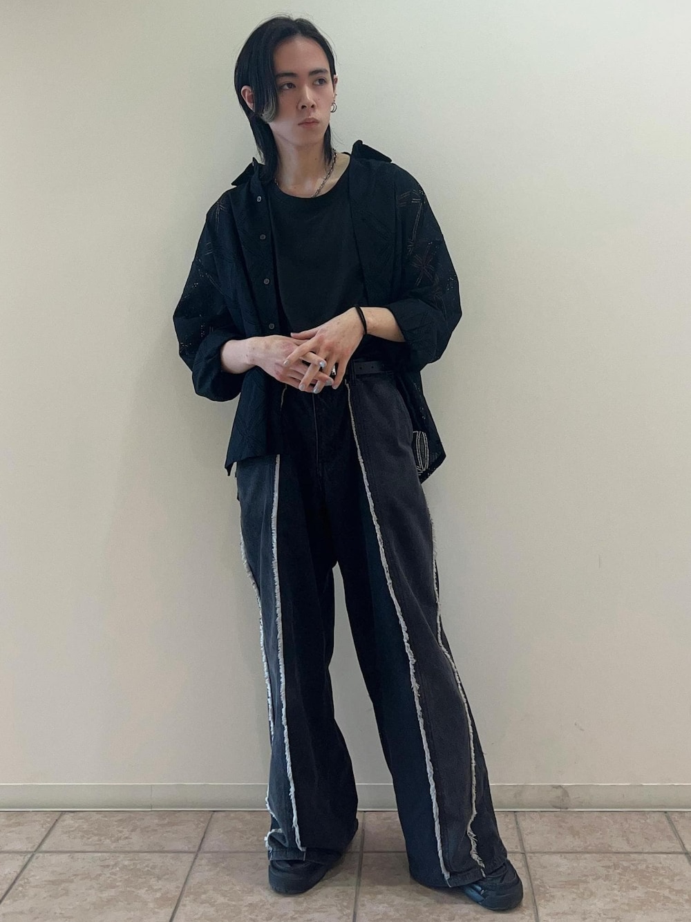「シャツ、デニム、シアーシャツ、ワイドパンツ、24SS春の新作、デートコーデ、春コーデ、低身長」｜「JUNREDのルーズノースリーブカットソー（タンクトップ、ブラック系）」を使った、hikaaa1231さん（メンズ・170cm）の春コーディネートの1枚目の写真