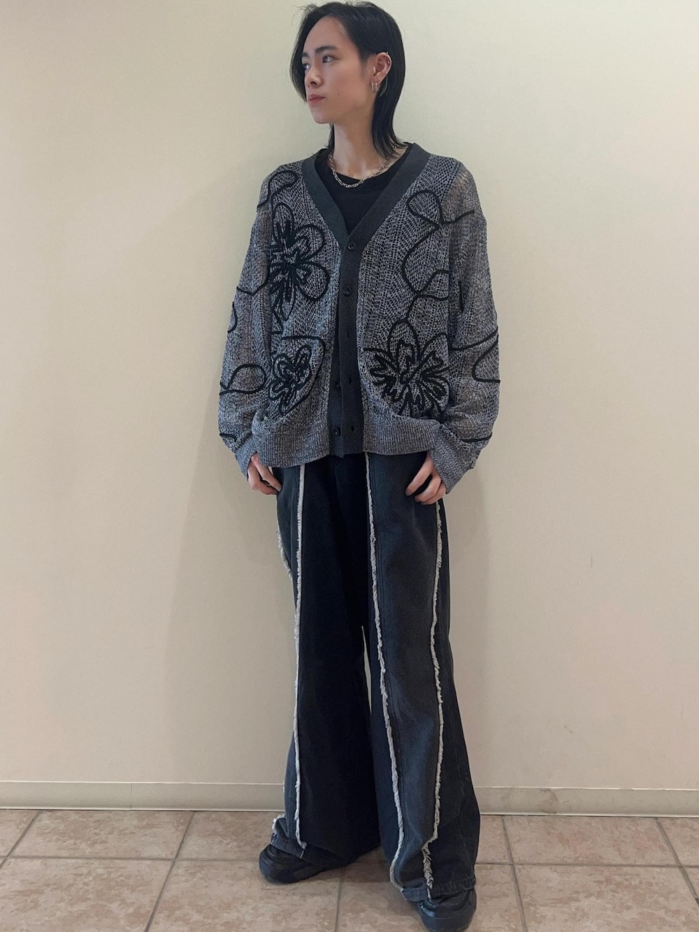 「カーディガン、デニム、メッシュカーディガン、ワイドパンツ、24SS春の新作、春コーデ、デートコーデ、低身長」｜「JUNREDのルーズノースリーブカットソー（タンクトップ、ブラック系）」を使った、hikaaa1231さん（メンズ・170cm）の春コーディネートの1枚目の写真