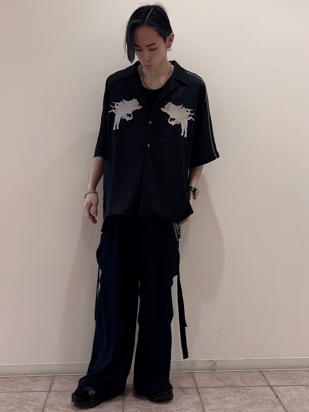 「カーゴパンツ、夏コーデ、低身長、シャツ」｜「JUNREDのital. from JUNRed / bean bracelet connected（ブレスレット、シルバー系）」を使った、hikaaa1231さん（メンズ・170cm）の夏コーディネートの1枚目の写真