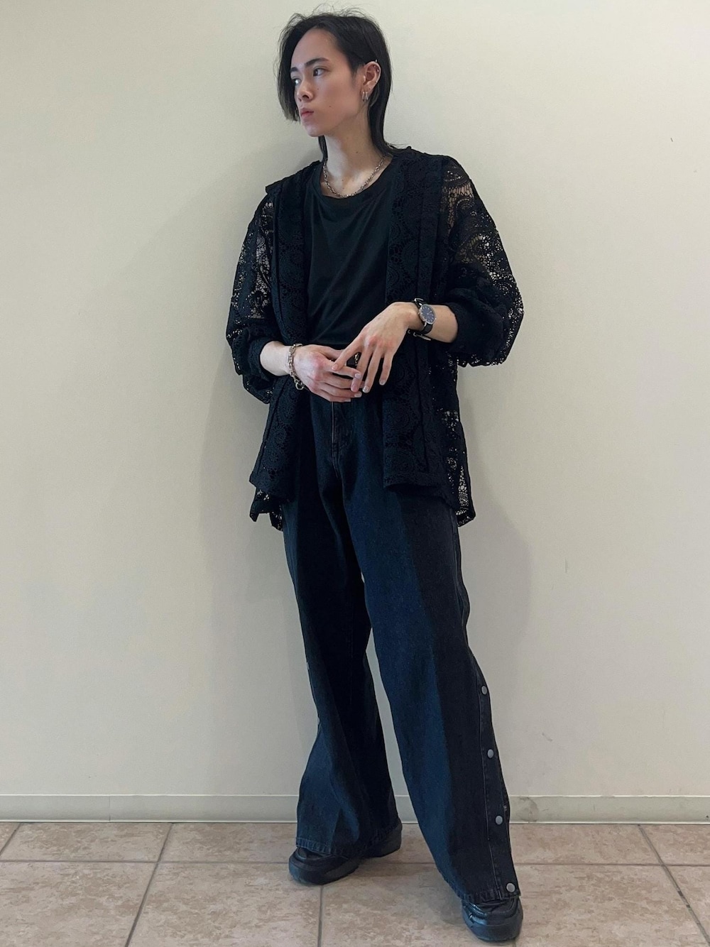 「シャツ、デニム、シアーシャツ、レースシャツ、ワイドデニム、春コーデ、デートコーデ、24SS春の新作、低身長」｜「JUNREDのルーズノースリーブカットソー（タンクトップ、ブラック系）」を使った、hikaaa1231さん（メンズ・170cm）の春コーディネートの1枚目の写真