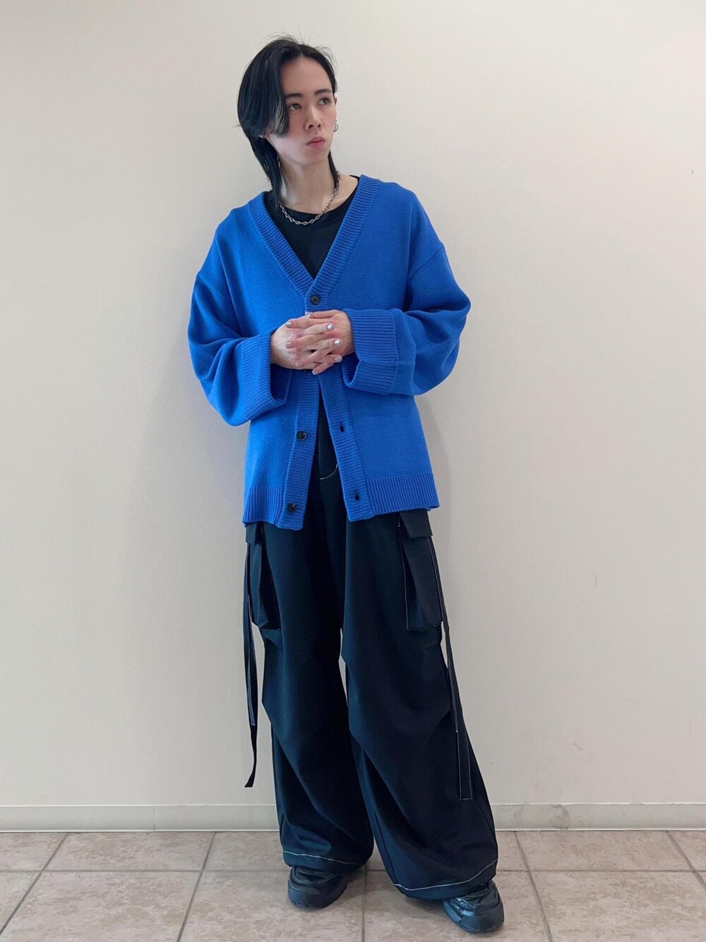 「カーディガン、カーゴパンツ、ワイドパンツ、24SS春の新作、低身長、JUNRed」｜「JUNREDのルーズノースリーブカットソー（タンクトップ、ブラック系）」を使った、hikaaa1231さん（メンズ・170cm）の春コーディネートの1枚目の写真