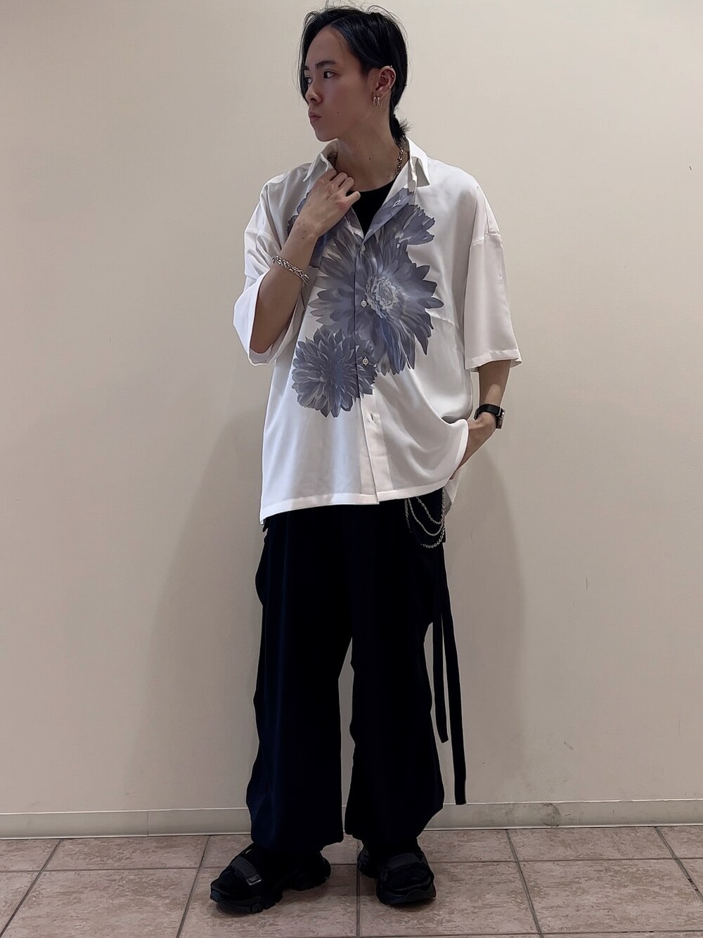「シャツ、ワイドパンツ、カーゴパンツ、キレイめ、夏コーデ、低身長」｜「JUNREDのital. from JUNRed / bean bracelet connected（ブレスレット、シルバー系）」を使った、hikaaa1231さん（メンズ・170cm）の夏コーディネートの1枚目の写真
