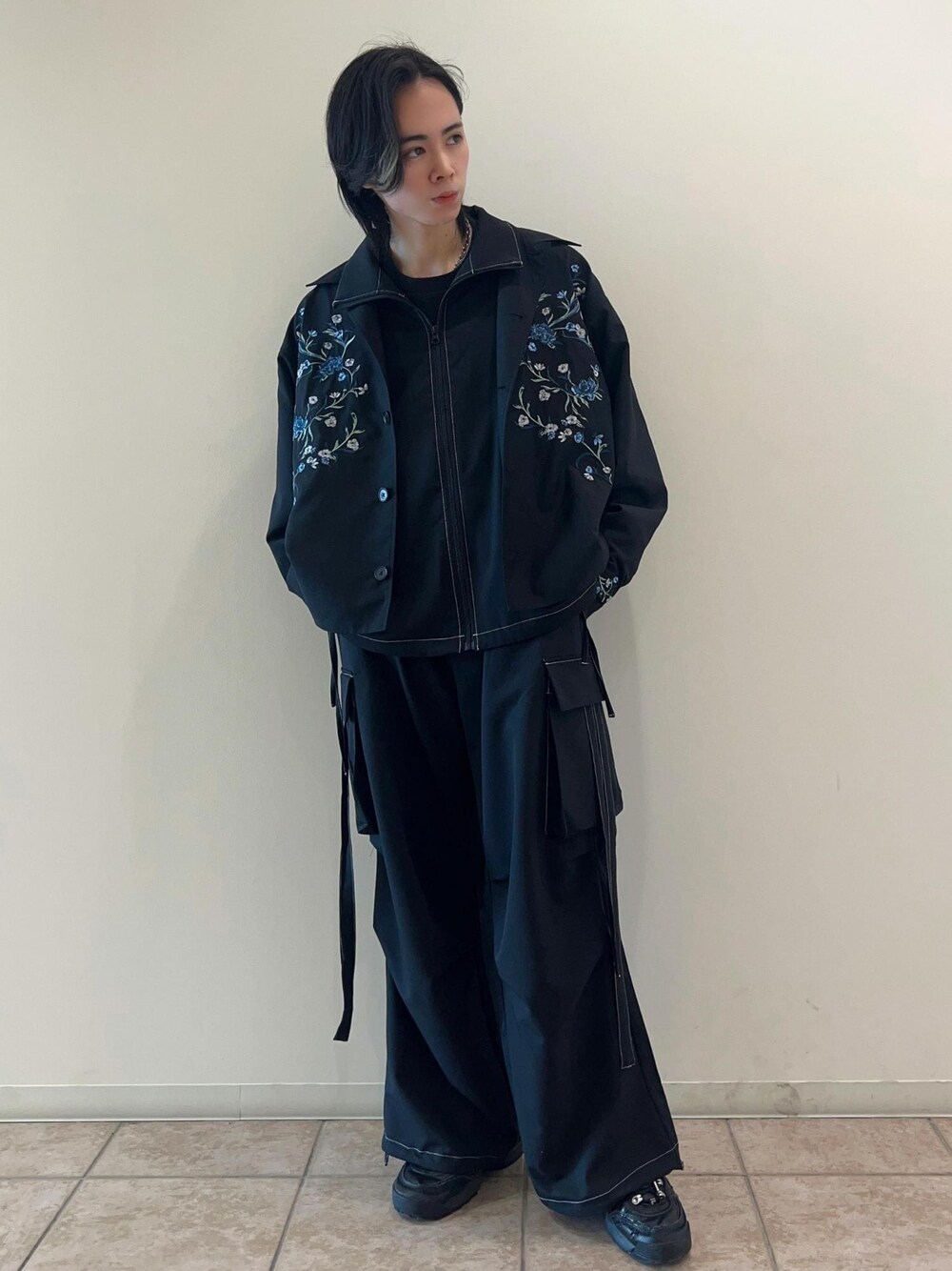 「春アウター、オールブラック、セットアップ、レイヤード、ワイドパンツ、スラックス、春コーデ、デートコーデ、24SS春の新作、低身長、JUNRed」｜「JUNREDのドレープパラシュートカーゴパンツ（その他パンツ、ブラック系）」を使った、hikaaa1231さん（メンズ・170cm）の春コーディネートの1枚目の写真