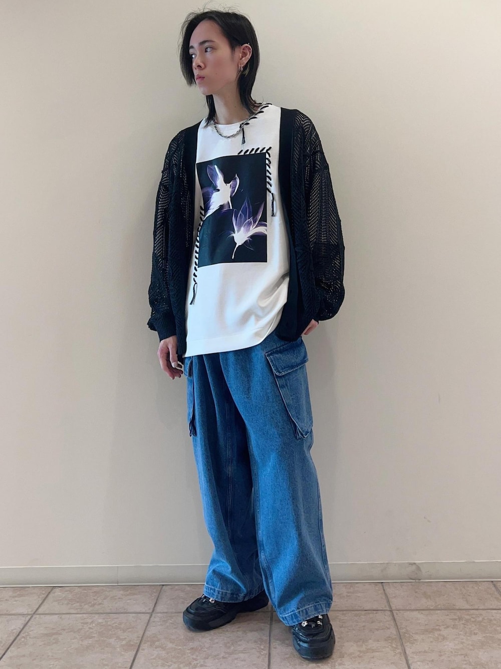 「カーディガン、Tシャツ、デニム、メッシュカーディガン、グラフィックT、ワイドデニム、デートコーデ、春コーデ、24SS春の新作、低身長、JUNRed」｜「JUNREDのハンドステッチグラフィックルーズTシャツ（Tシャツ/カットソー、ホワイト系）」を使った、hikaaa1231さん（メンズ・170cm）の春コーディネートの1枚目の写真