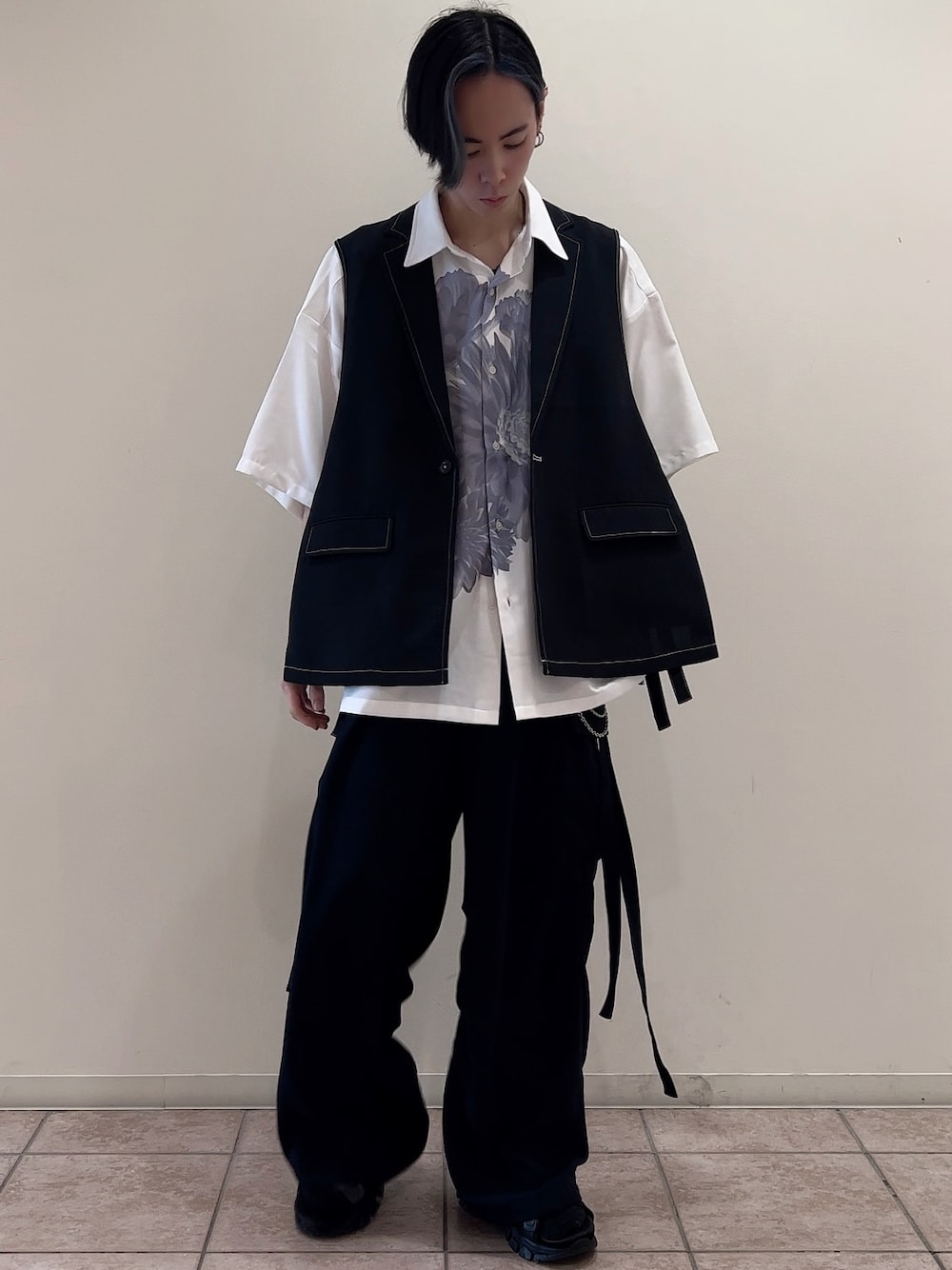「シャツ、ベスト、カーゴパンツ、キレイめ、レイヤード、夏コーデ、低身長」｜「JUNREDのital. from JUNRed / rosary anchor chain necklace（ネックレス、シルバー系）」を使った、hikaaa1231さん（メンズ・170cm）の夏コーディネートの1枚目の写真