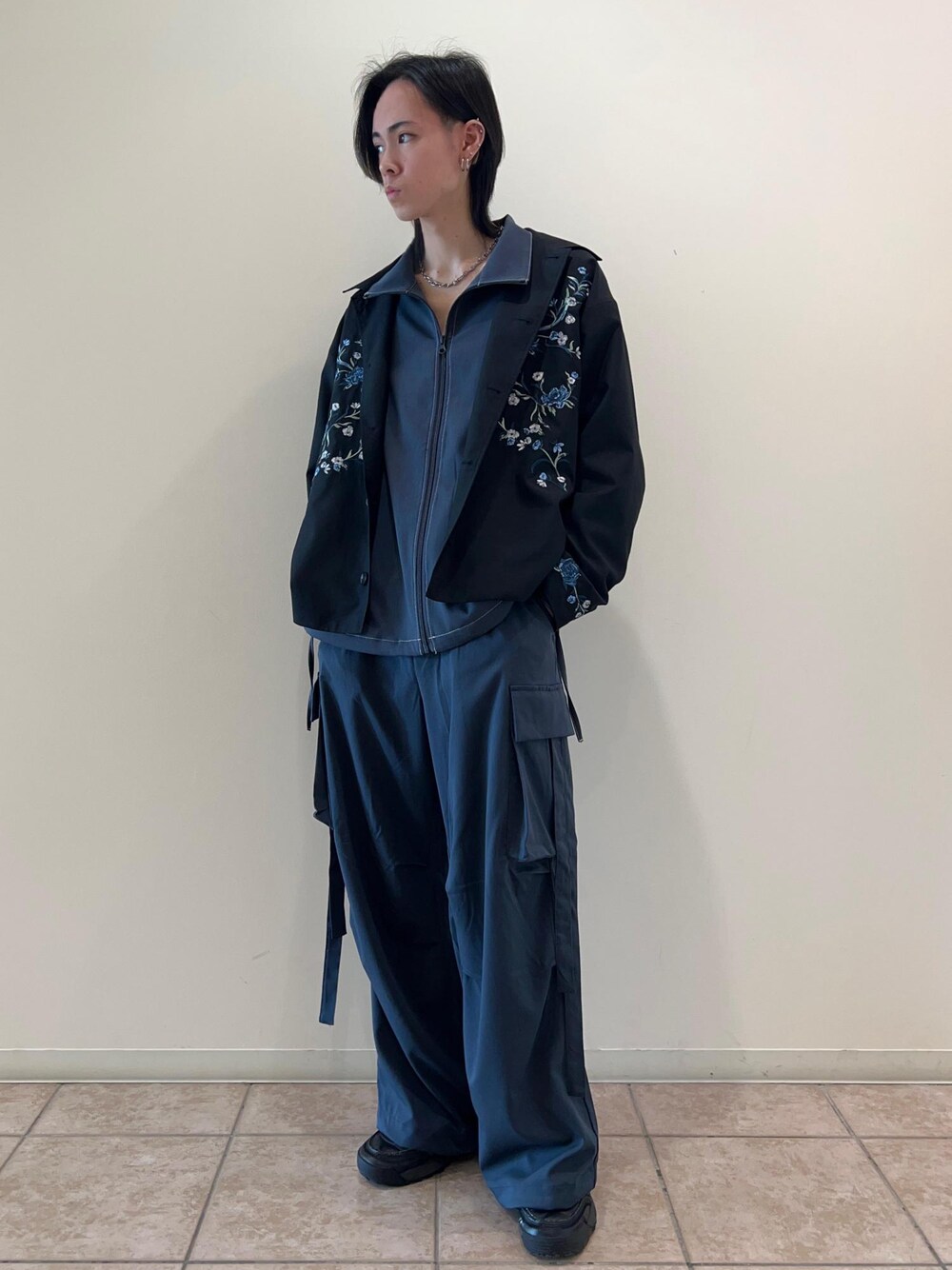 「スポーツミックス、トラックジャケット、セットアップ、レイヤード、春コーデ、キレイめカジュアル、24SS春の新作、春アウター、低身長、JUNRed、ワイドパンツ」｜「JUNREDのドレープパラシュートカーゴパンツ（その他パンツ、グレー系）」を使った、hikaaa1231さん（メンズ・170cm）の春コーディネートの1枚目の写真