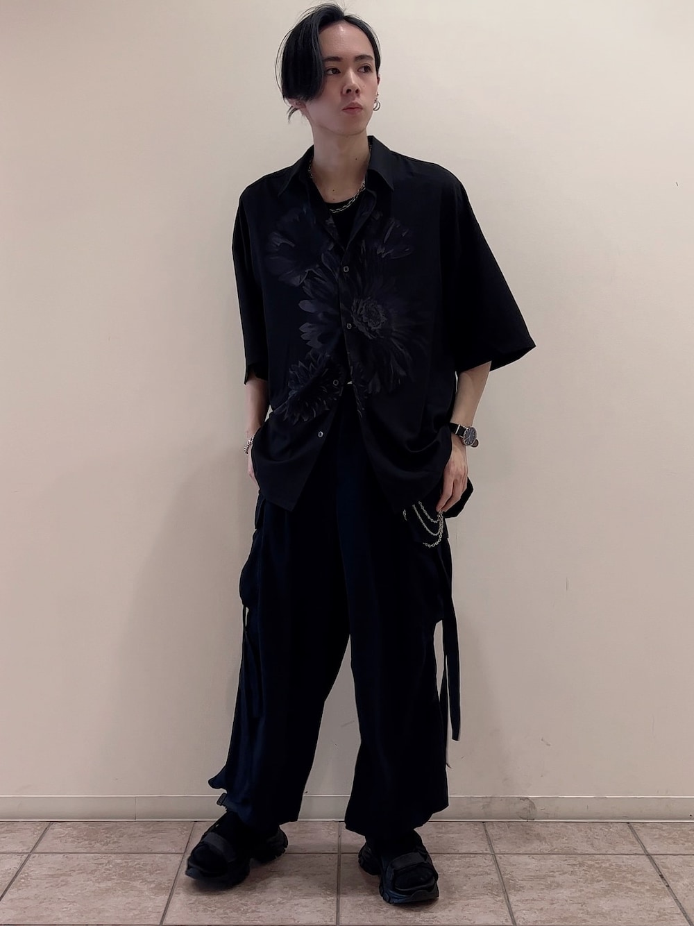 「シャツ、ワイドパンツ、カーゴパンツ、ストリート、オールブラック、夏コーデ、低身長」｜「JUNREDのビッグフラワープリントルーズシャツ（シャツ/ブラウス、ブラック系）」を使った、hikaaa1231さん（メンズ・170cm）の夏コーディネートの1枚目の写真