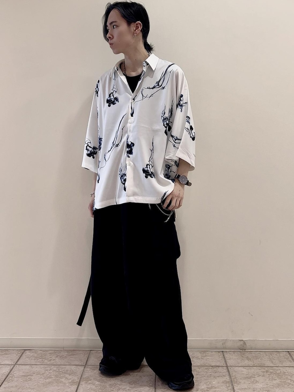 「シャツ、カーゴパンツ、ワイドパンツ、キレイめ、ストリート、夏コーデ、低身長」｜「JUNREDのital. from JUNRed / bean bracelet connected（ブレスレット、シルバー系）」を使った、hikaaa1231さん（メンズ・170cm）の夏コーディネートの1枚目の写真