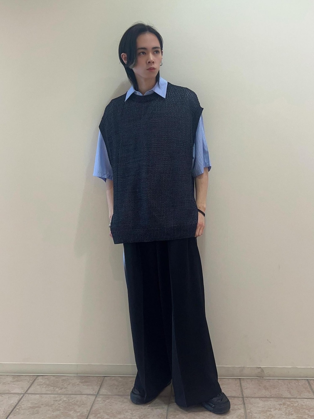 「シャツ、ベスト、スラックス、ストライプシャツ、メッシュベスト、ワイドパンツ、24SS春の新作、デートコーデ、春コーデ、キレイめ、低身長」｜「JUNREDのセットアップ対応 / ドレープダブルクロスマキシフレアパンツ（スラックス、ブラック系）」を使った、hikaaa1231さん（メンズ・170cm）の春コーディネートの1枚目の写真