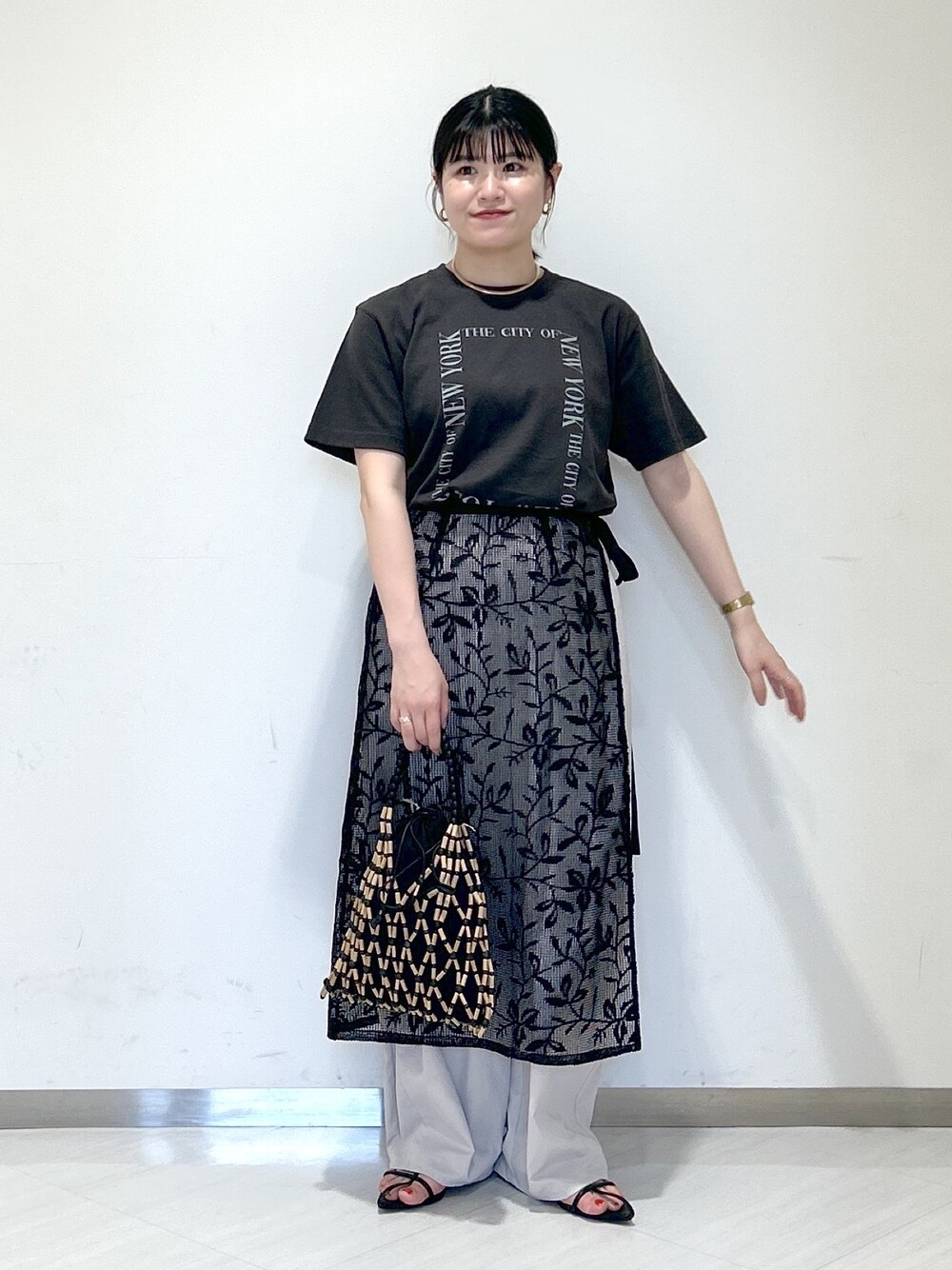 「apartby、夏コーデ、モノトーン、Tシャツ、イージーパンツ、レイヤードスタイル、レース、ラップスカート、カジュアル、女子会」｜「A part byのカーブネックカフ（ネックレス、ゴールド系）」を使った、めいさん（レディース・159cm）の夏コーディネートの1枚目の写真