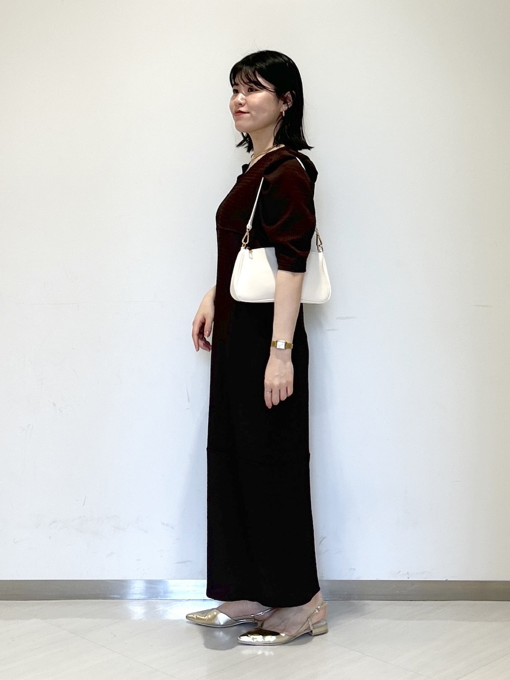 「apartby、e/rm、ワンピース、ブラウン、楽チンコーデ、キレイめ、デート、結婚式、結婚式二次会スタイル」｜「e/rmの【e/rm】テクスチャーパフVネックドレス_5分袖（ワンピース、ブラウン系）」を使った、めいさん（レディース・159cm）の夏コーディネートの1枚目の写真