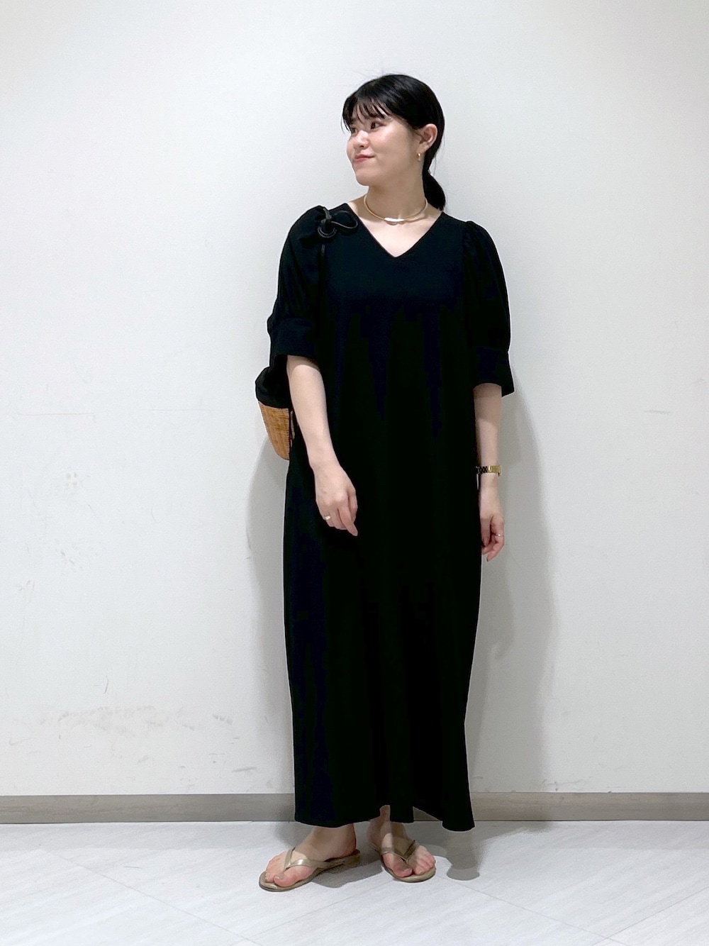 「apartby、COTTO、夏コーデ、ワンピース、バックシャン」｜「COTTOの【セレクト】COTTO＿ラタンショルダーバッグ（ショルダーバッグ、ブラック系）」を使った、めいさん（レディース・159cm）の夏コーディネートの1枚目の写真
