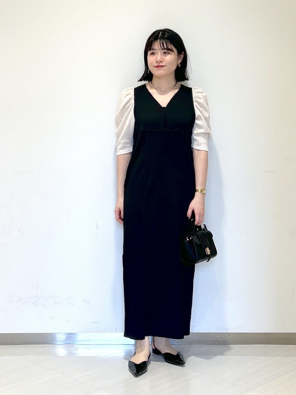 「apartby、e/rm、春コーデ、デートコーデ、キレイめ、きれいめカジュアル、モノトーン、バイカラーワンピース、ワンピース、Vネック」｜「A part byのカナグツキベルトショルダーバッグ（ショルダーバッグ、ブラック系）」を使った、めいさん（レディース・159cm）の春コーディネートの1枚目の写真