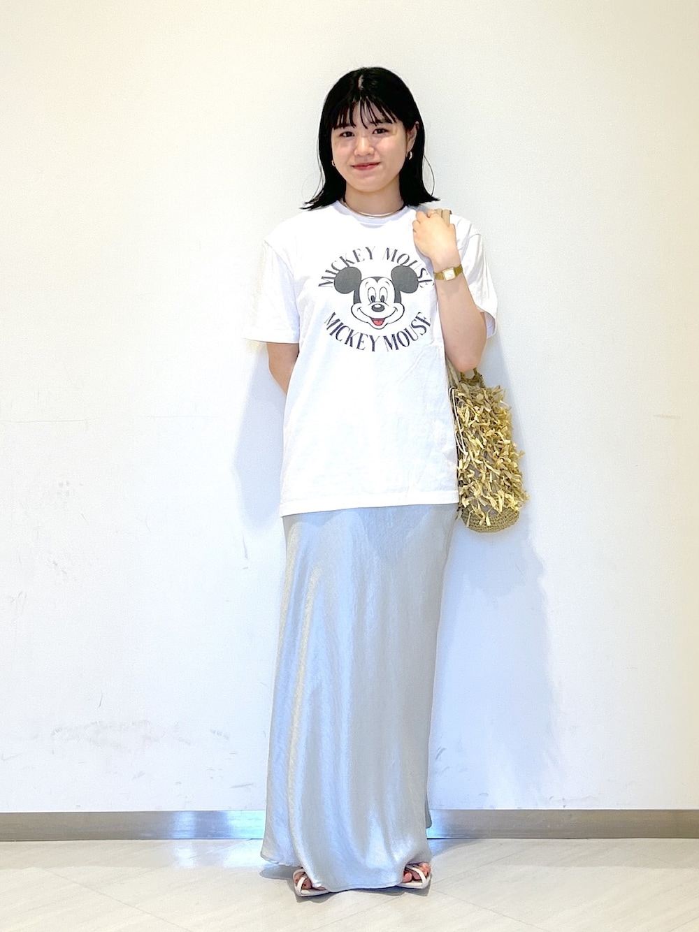 「apartby、夏コーデ、きれいめカジュアル、オトナカジュアル、Tシャツ、ミッキーT、ナロースカート、女子会」｜「A part byのペーパーフリンジバッグ（トートバッグ、ベージュ系）」を使った、めいさん（レディース・159cm）の夏コーディネートの1枚目の写真