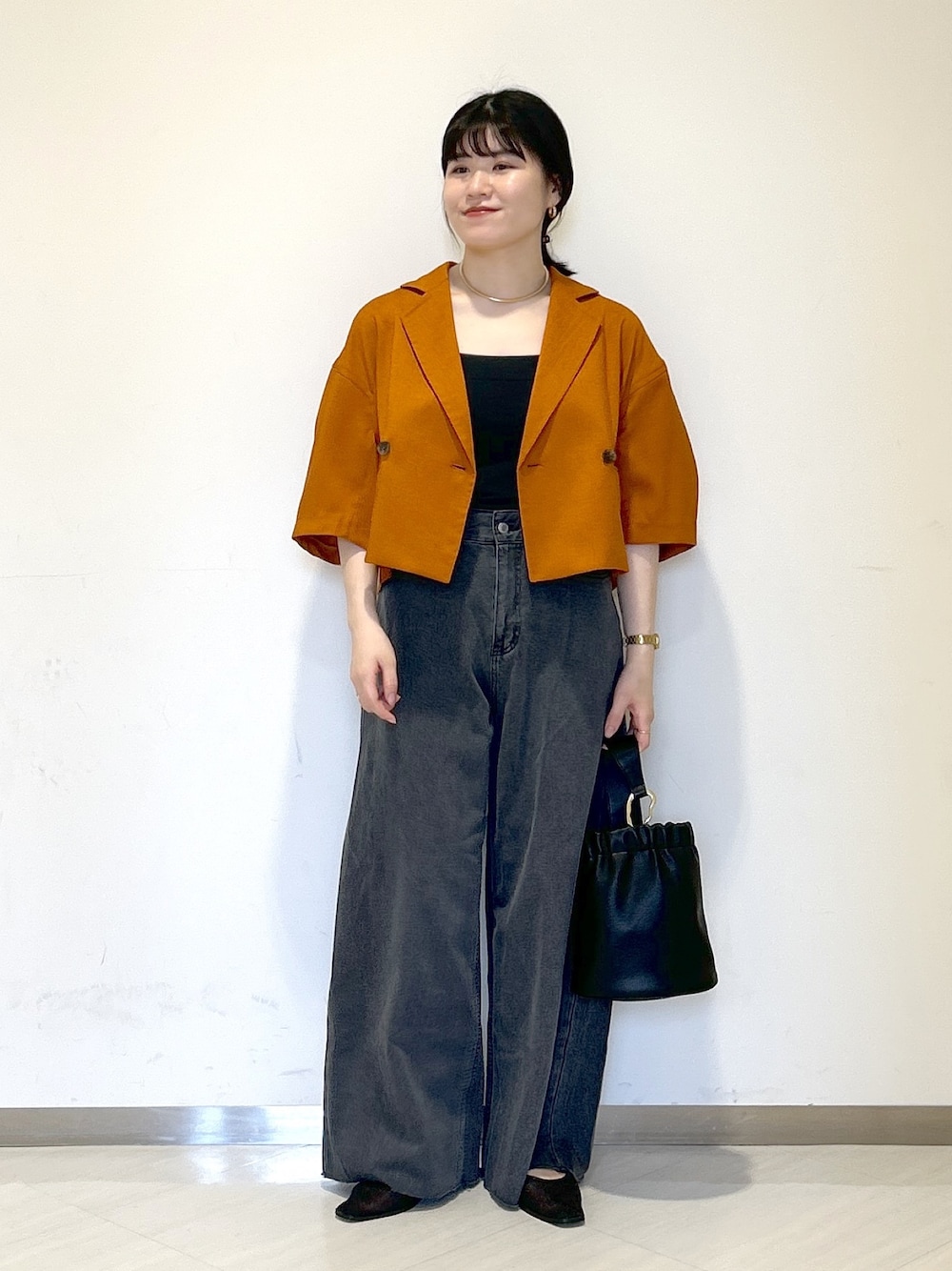 「apartby、春コーデ、夏コーデ、差し色コーデ、ジャケット、オレンジ、デニム、きれいめカジュアル、女子会」｜「A part byのカナグツキワンハンドルバッグ（ショルダーバッグ、ブラック系）」を使った、めいさん（レディース・159cm）の夏コーディネートの1枚目の写真