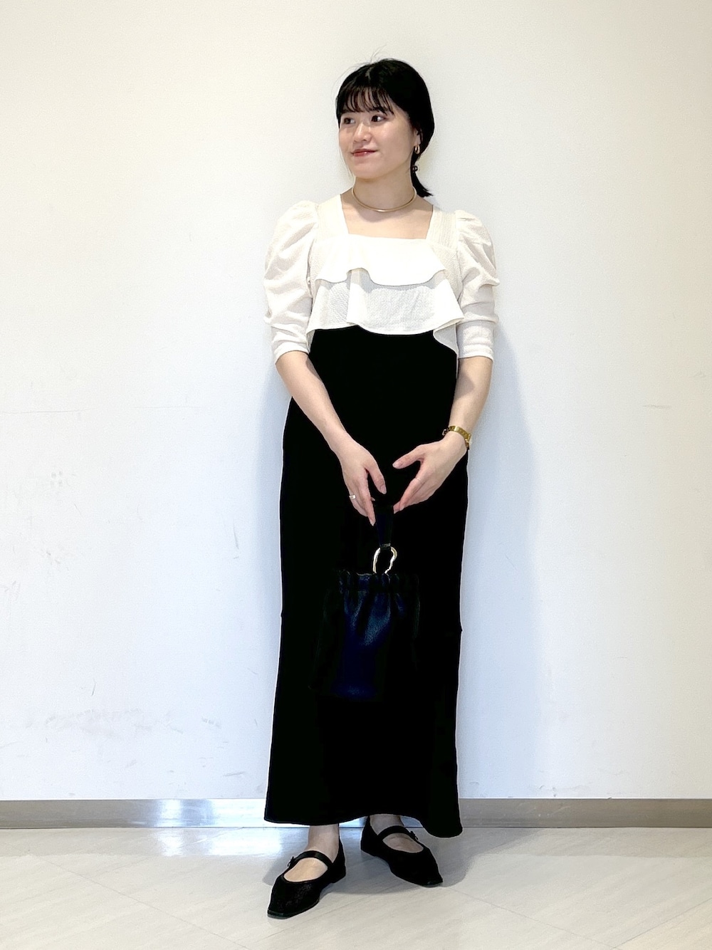 「apartby、e/rm、モノトーン、キレイめ、ワンピース、ドレス、お呼ばれスタイル、結婚式二次会スタイル、パーティースタイル」｜「A part byのカナグツキワンハンドルバッグ（ショルダーバッグ、ブラック系）」を使った、めいさん（レディース・159cm）の夏コーディネートの1枚目の写真