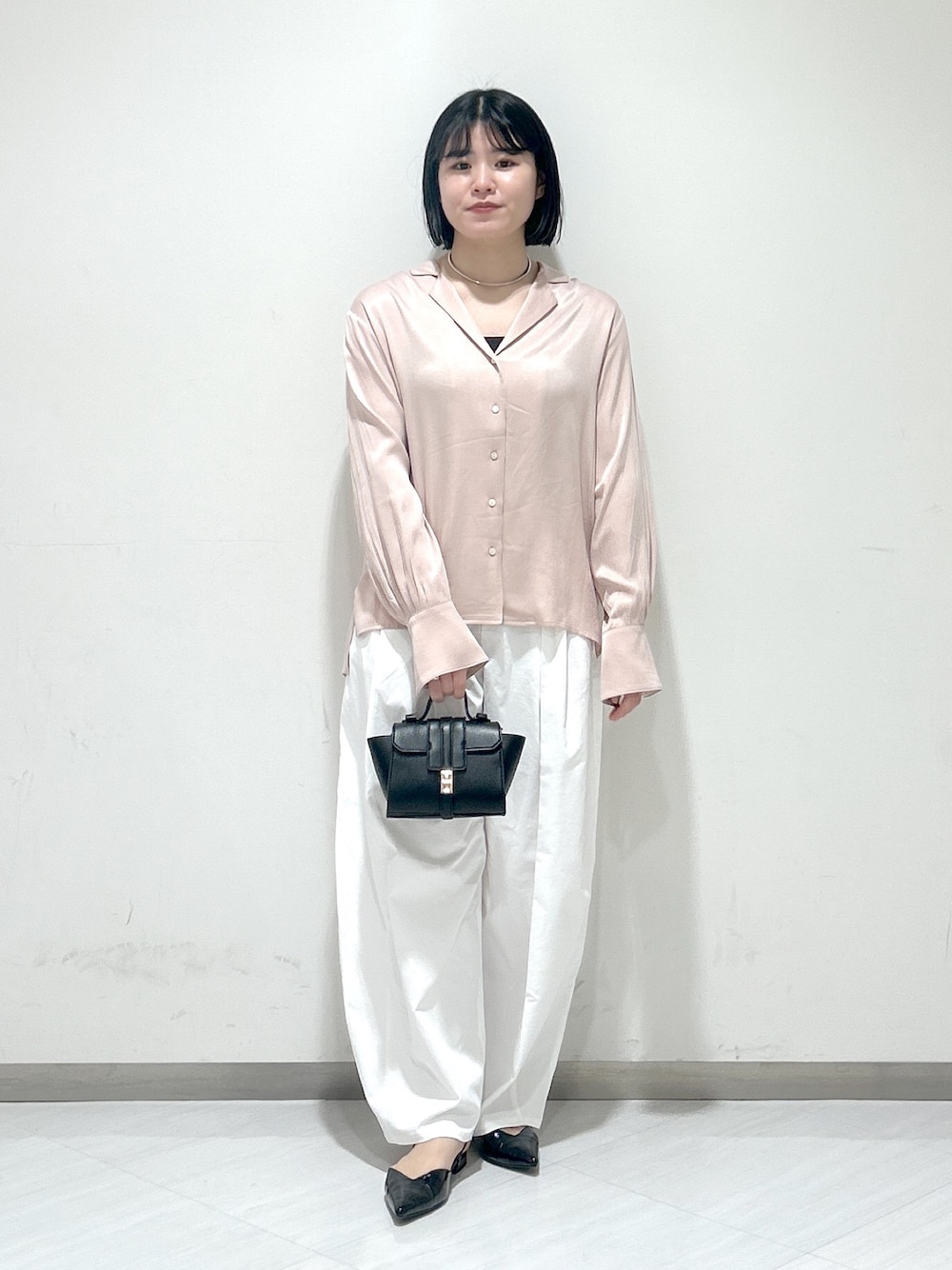 「apartby、apartbylowrys、春コーデ、ピンクシャツ、きれいめカジュアル、休日スタイル」｜「A part byのカーブネックカフ（ネックレス、シルバー系）」を使った、めいさん（レディース・159cm）の冬コーディネートの1枚目の写真