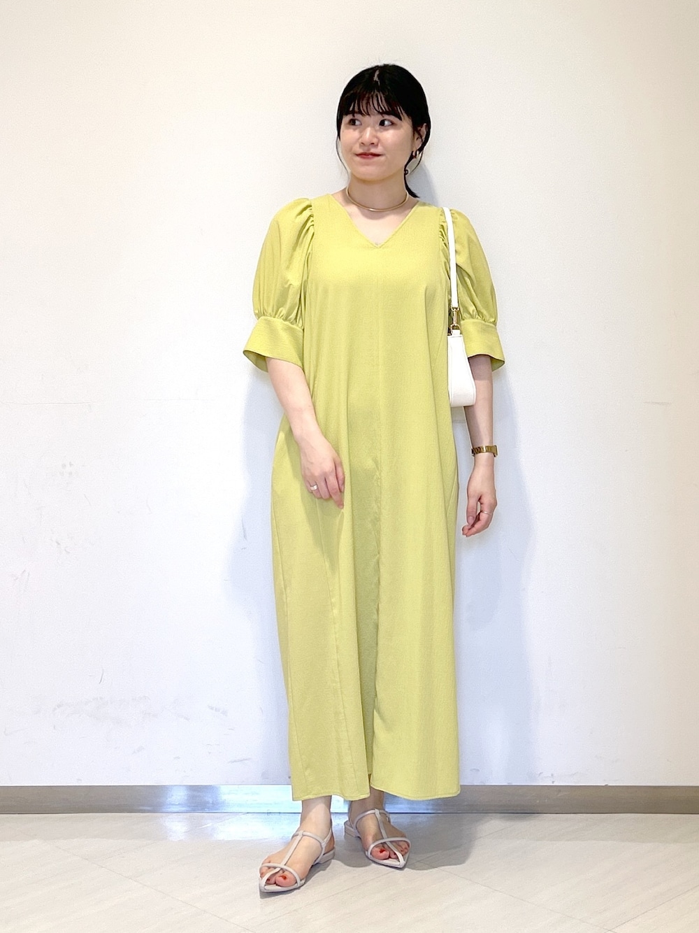「apartby、夏コーデ、デートコーデ、ワンピース、バックシャン、イエロー」｜「A part byのカーブネックカフ（ネックレス、ゴールド系）」を使った、めいさん（レディース・159cm）の夏コーディネートの1枚目の写真