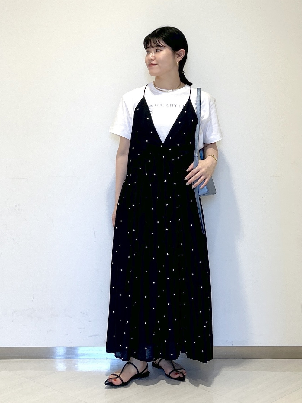 「apartby、キャミワンピ、オトナカジュアル、カジュアルガーリー、デート」｜「A part byのカーブネックカフ（ネックレス、ゴールド系）」を使った、めいさん（レディース・159cm）の夏コーディネートの1枚目の写真