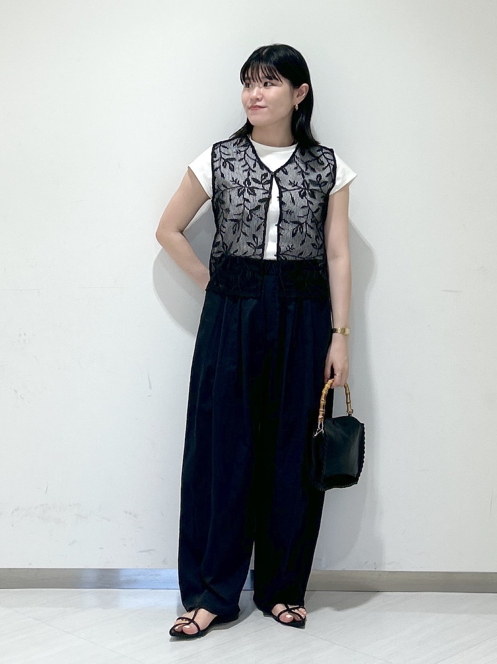 「apartby、モノトーン、オトナカジュアル、レース」｜「A part byのメッシュレース2WAYノースリーブ（シャツ/ブラウス、ブラック系）」を使った、めいさん（レディース・159cm）の夏コーディネートの1枚目の写真