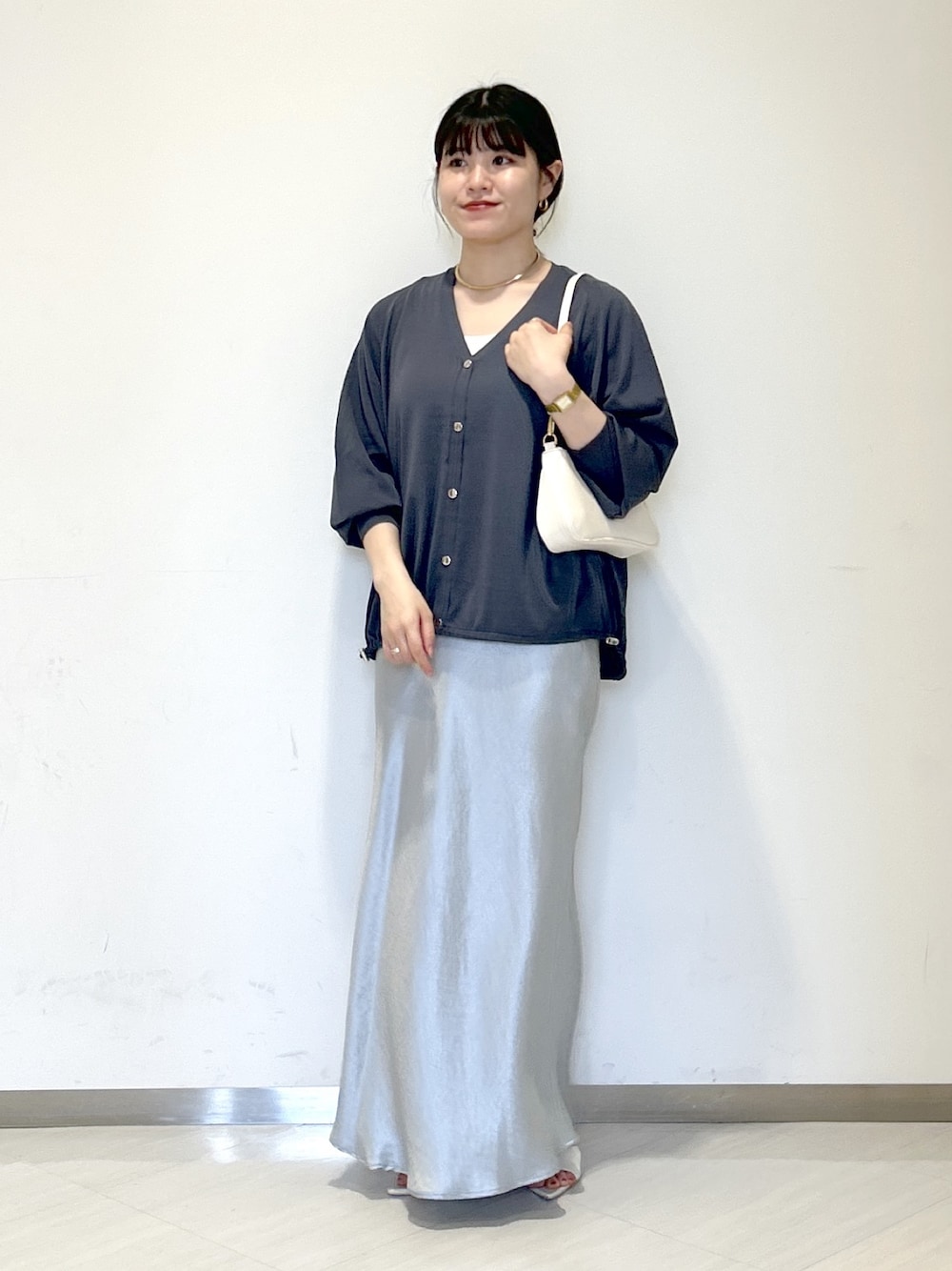 「apartby、夏コーデ、カーディガン、きれいめカジュアル、ナロースカート、休日スタイル」｜「A part byのカーブネックカフ（ネックレス、ゴールド系）」を使った、めいさん（レディース・159cm）の夏コーディネートの1枚目の写真