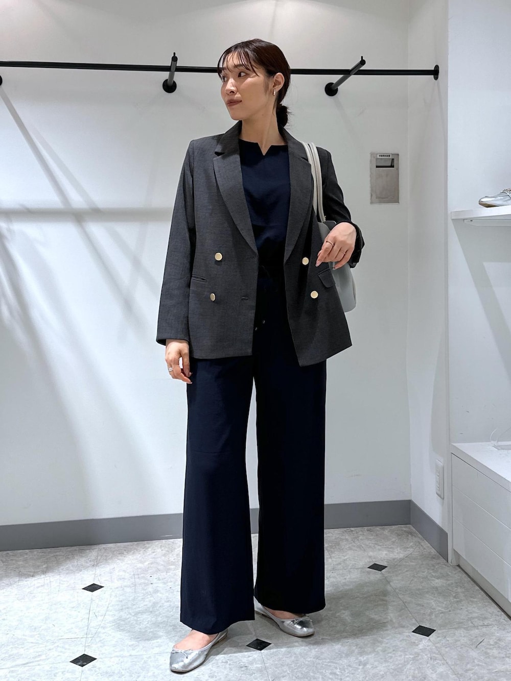 ブルー系のシャツ/ブラウス、ブルー系のその他パンツ、ブラック系のテーラードジャケットを着用したレディースの夏コーディネートの1枚目の写真