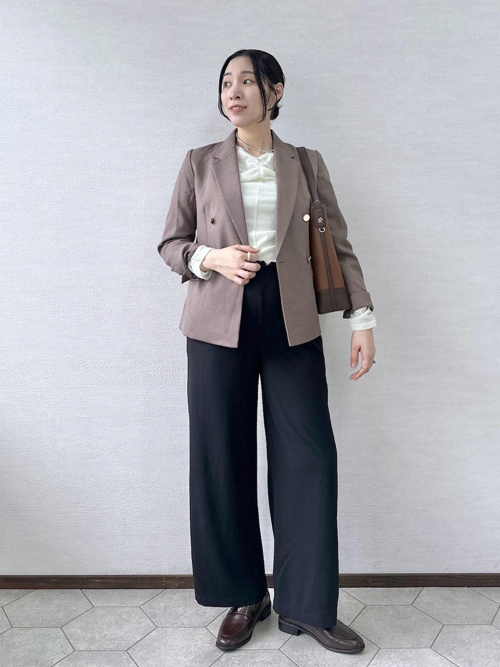 ブラック系のその他パンツ、ホワイト系のTシャツ/カットソー、ベージュ系のテーラードジャケットを着用したレディースの秋コーディネートの1枚目の写真