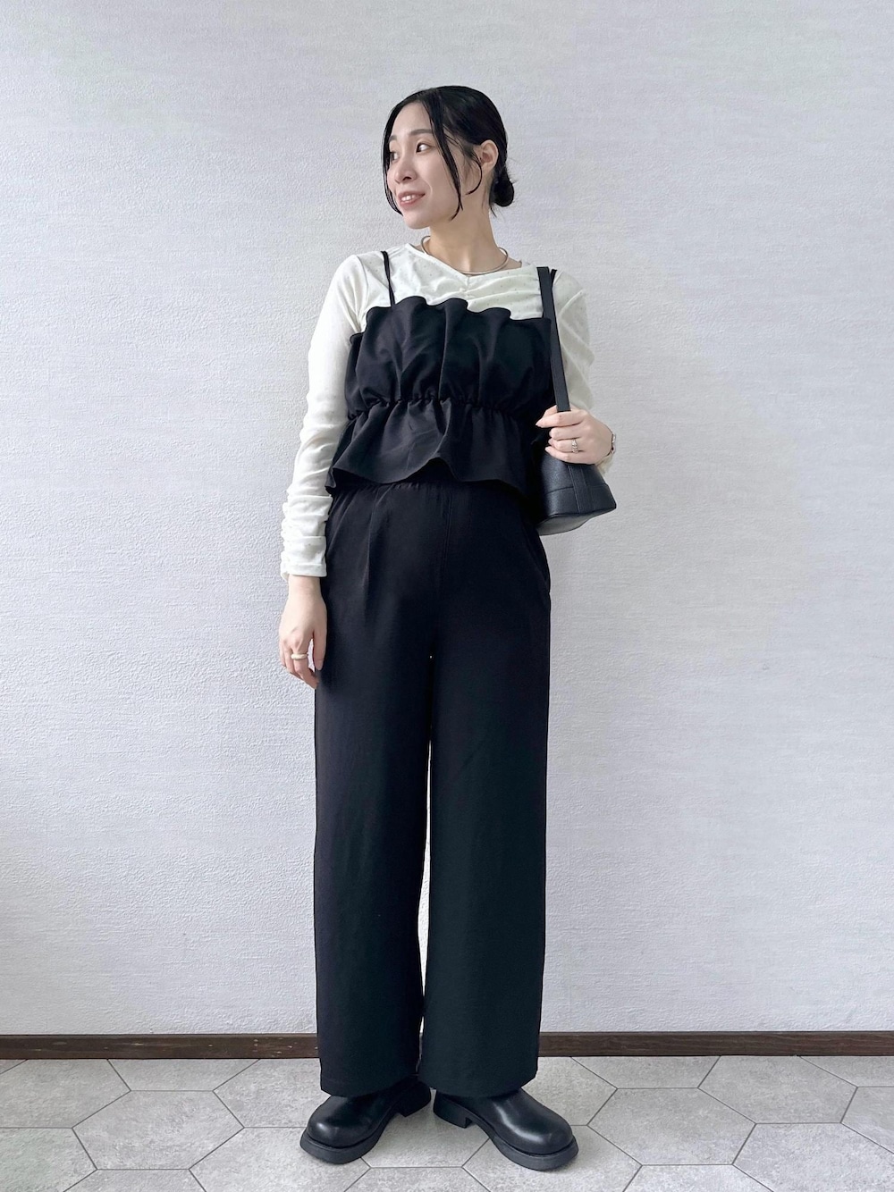 ブラック系のその他パンツ、ブラック系のショルダーバッグ、ブラック系のキャミソールを着用したレディースの秋コーディネートの1枚目の写真