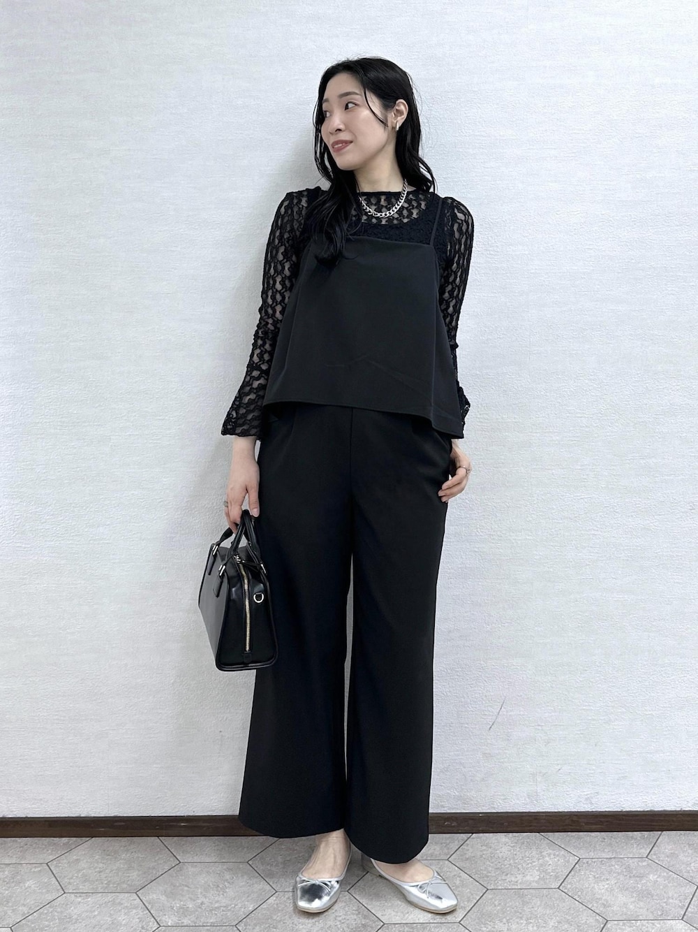 ブラック系のボストンバッグ、ブラック系のつなぎ/オールインワン、ブラック系のTシャツ/カットソーを着用したレディースの春コーディネートの1枚目の写真