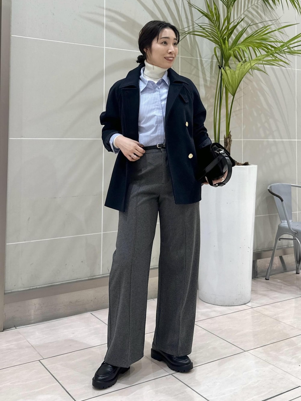 ブルー系のシャツ/ブラウス、ブルー系のその他アウター、ホワイト系のニット/セーターを着用したレディースの秋コーディネートの1枚目の写真