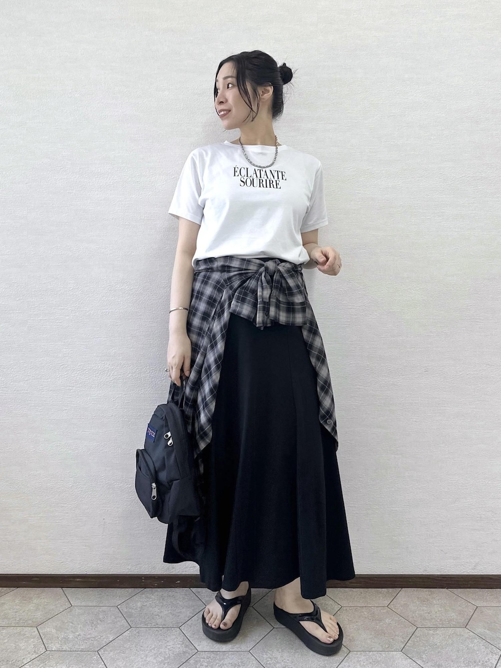 ホワイト系のTシャツ/カットソー、ブラック系のシャツ/ブラウス、ブラック系のスカートを着用したレディースの夏コーディネートの1枚目の写真