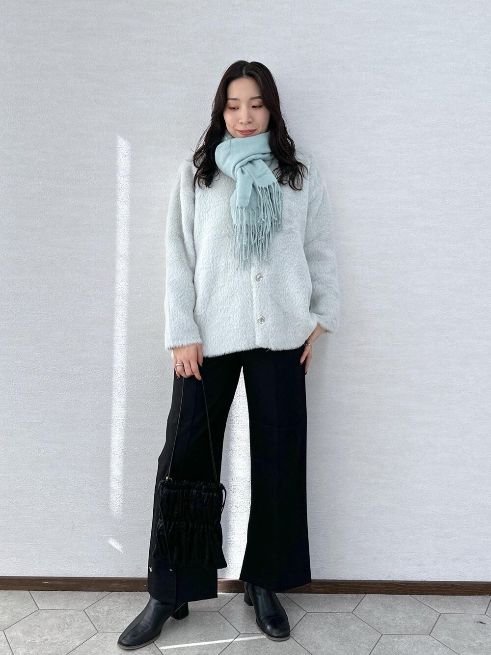 ブラック系のその他パンツ、ブラック系のブーツ、ブラック系のショルダーバッグを着用したレディースの冬コーディネートの1枚目の写真