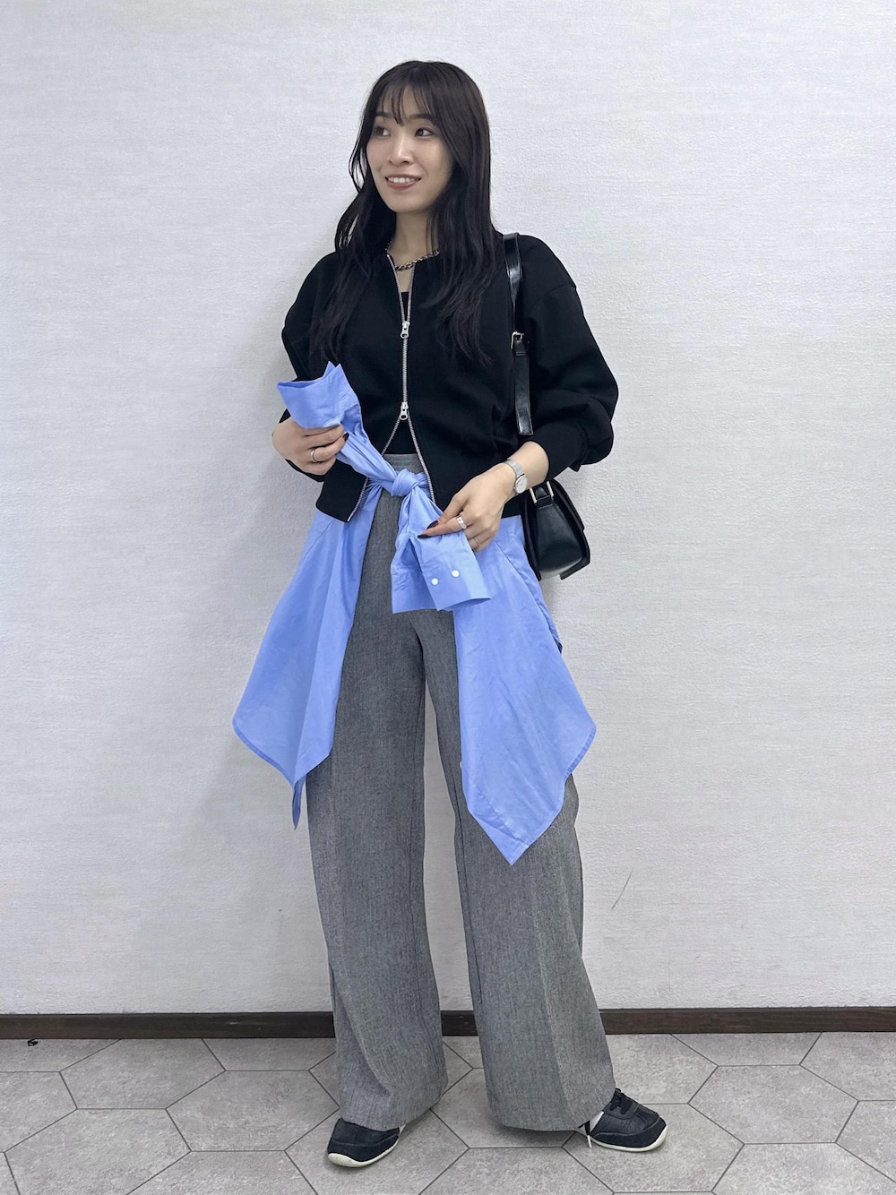 ブラック系のショルダーバッグ、グレー系のその他パンツ、ブルー系のシャツ/ブラウスを着用したレディースの秋コーディネートの1枚目の写真