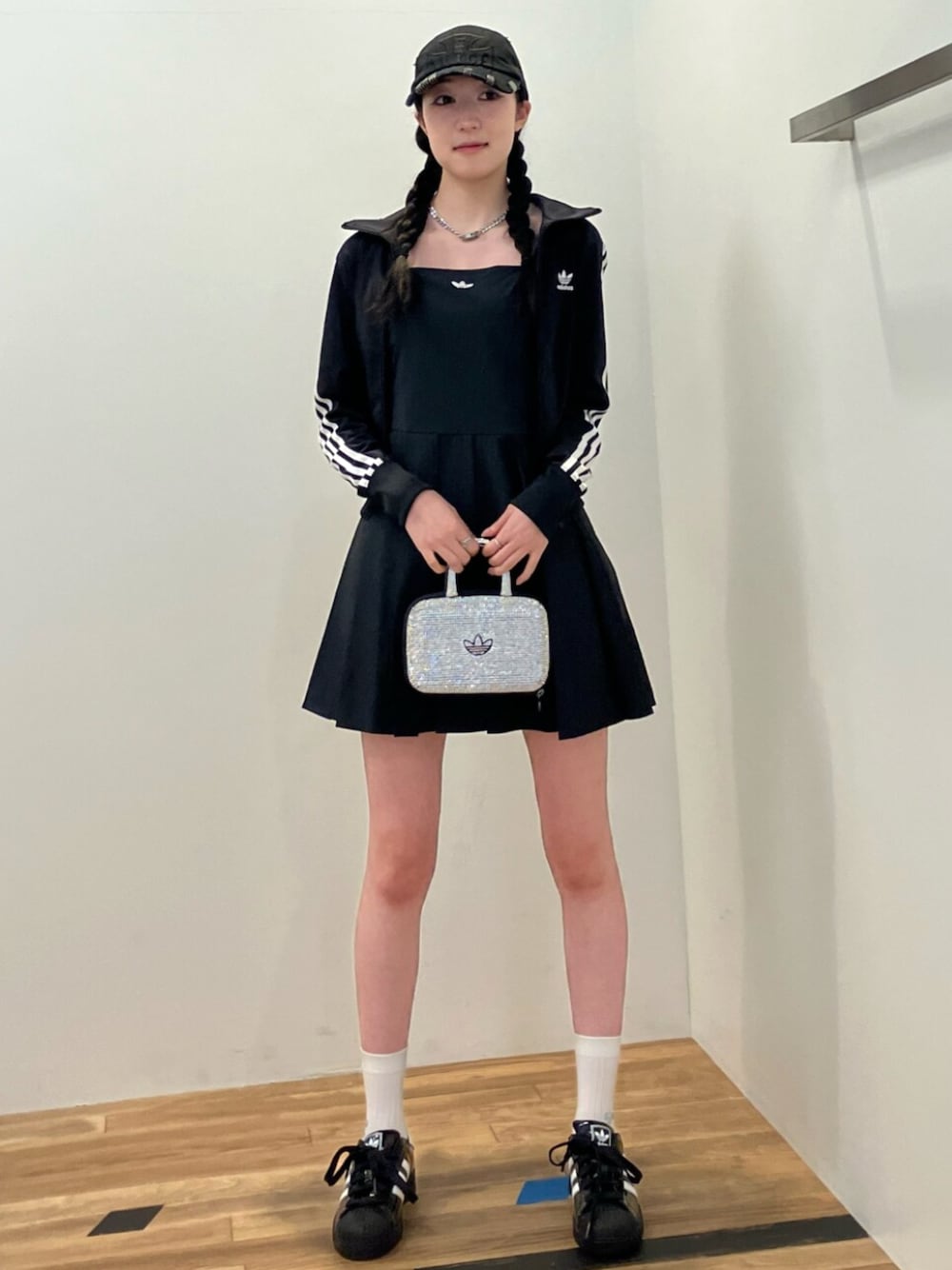 adidas（アディダス）の「ラインストーン クラッチバッグ
