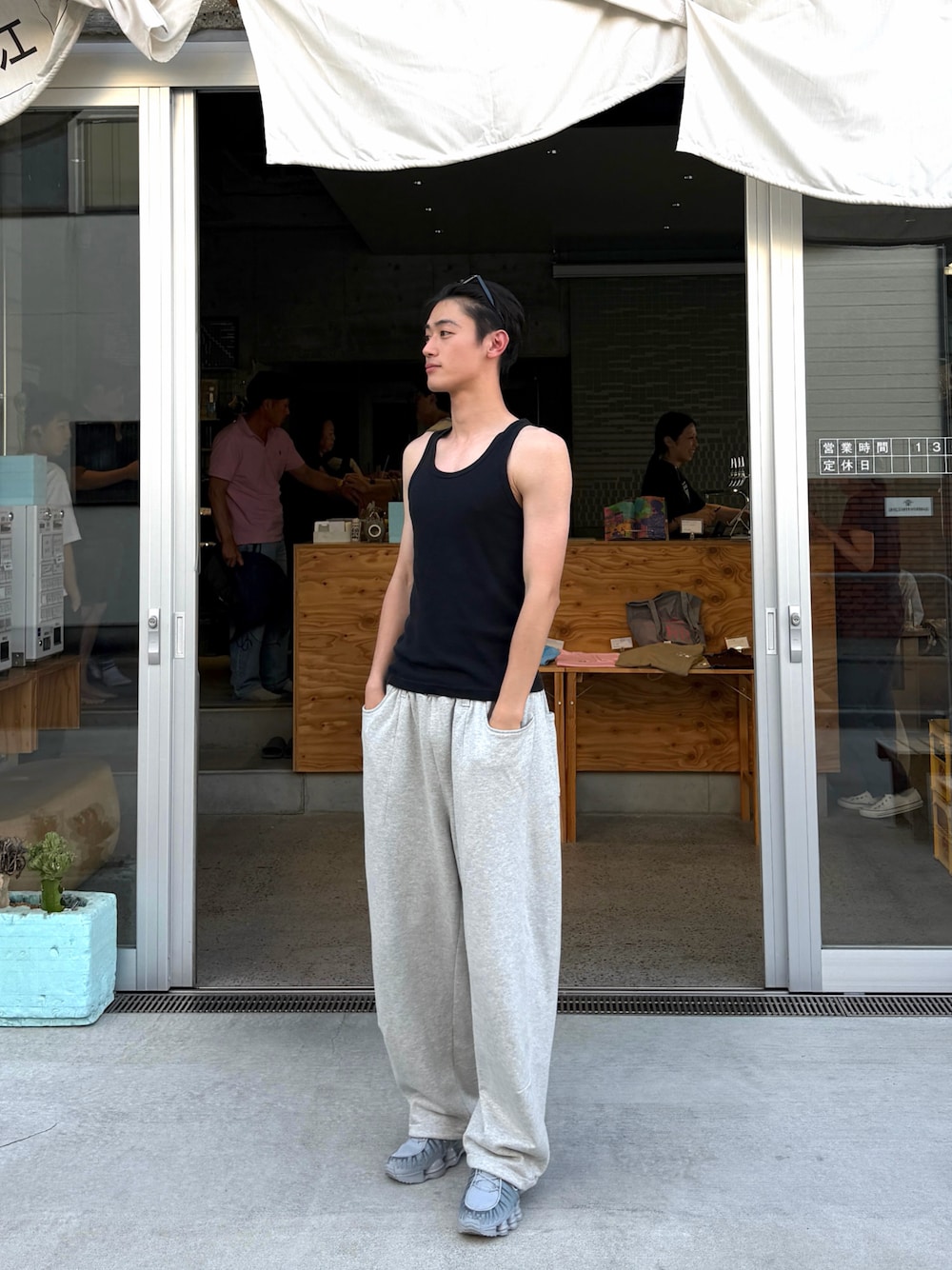 Regen Glanz（レーゲングランツ）の「curve design tuck sweatpants