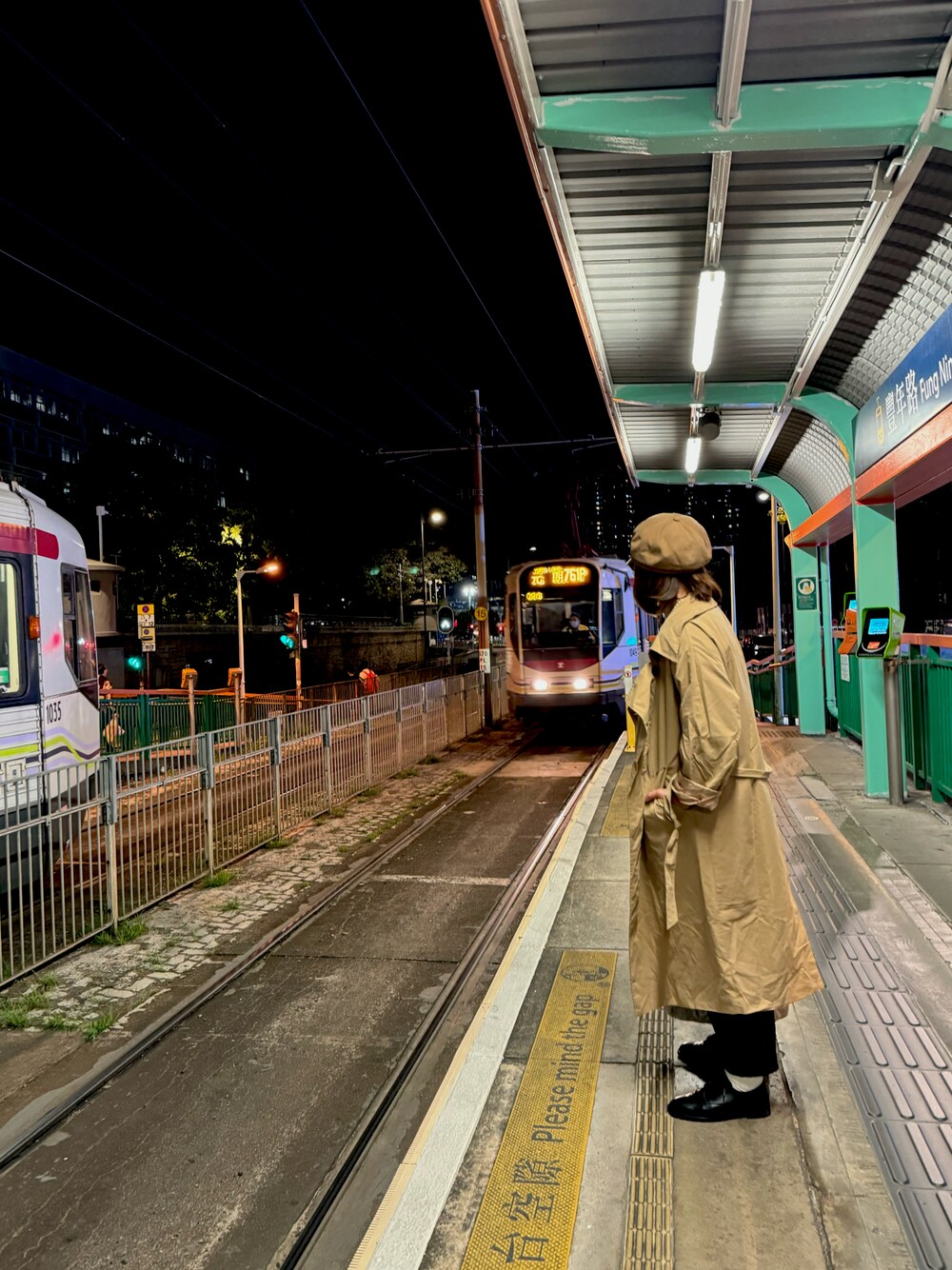 「休日スタイル、春服、大人女子、楽チンコーデ、香港、Hong Kong、ootd」｜「N/Aのアイテム（トレンチコート、ベージュ系）」を使った、meowmeoweee90さん（レディース・155cm）の冬コーディネートの1枚目の写真