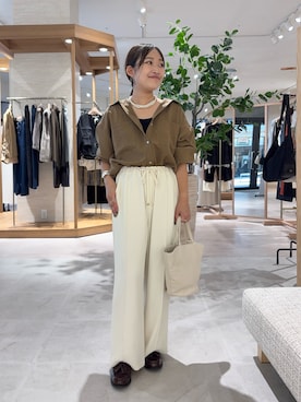 「Jena espace merveilleux(ジェナ エスパスメルヴェイユ)のトロミタックインシャツ(シャツ/ブラウス、グリーン系)」を使った、おみつさん(レディース・147cm)の秋コーディネート