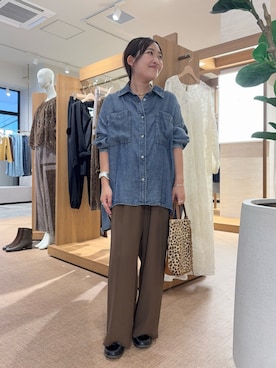 「Jena espace merveilleux(ジェナ エスパスメルヴェイユ)の【後ろ姿も着映え】テンセルデニムバックシャーリングシャツ 秋服(シャツ/ブラウス、ブルー系)」を使った、おみつさん(レディース・147cm)の秋コーディネート