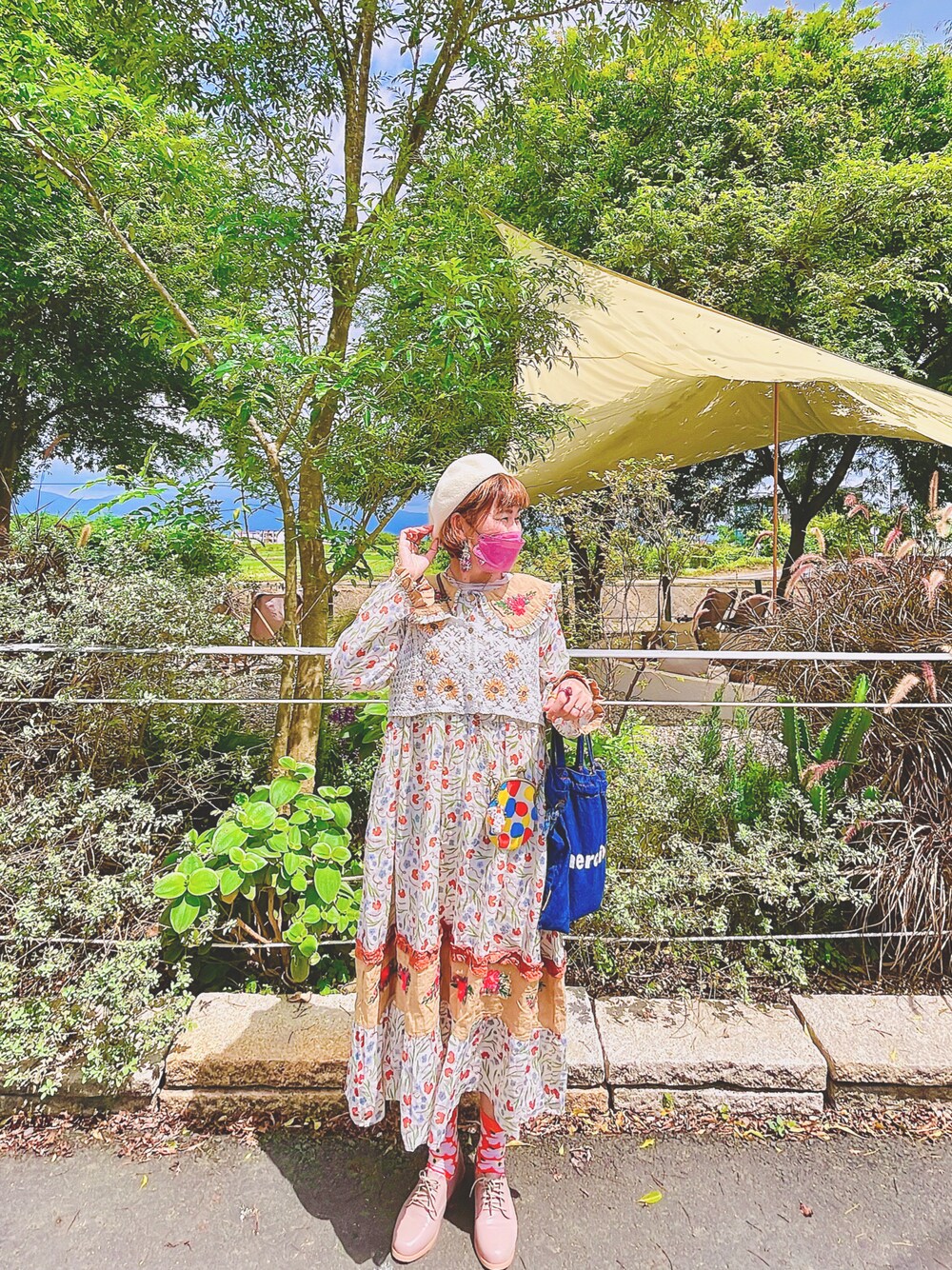 その他のワンピース、ベージュ系のハンチング/ベレー帽を着用したレディースの春コーディネートの1枚目の写真