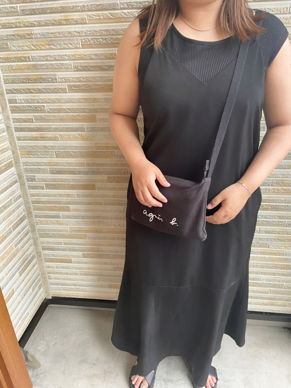 「ootd、着回しコーデ、プチプラ、低身長コーデ、シンプルコーデ、ブラック、summer、モノトーン、ワンピーススタイル」｜「agnes b.の【WEB限定】GO03-07 ロゴサコッシュ（ショルダーバッグ、ブラック系）」を使った、あじさん（レディース・153cm）の夏コーディネートの1枚目の写真