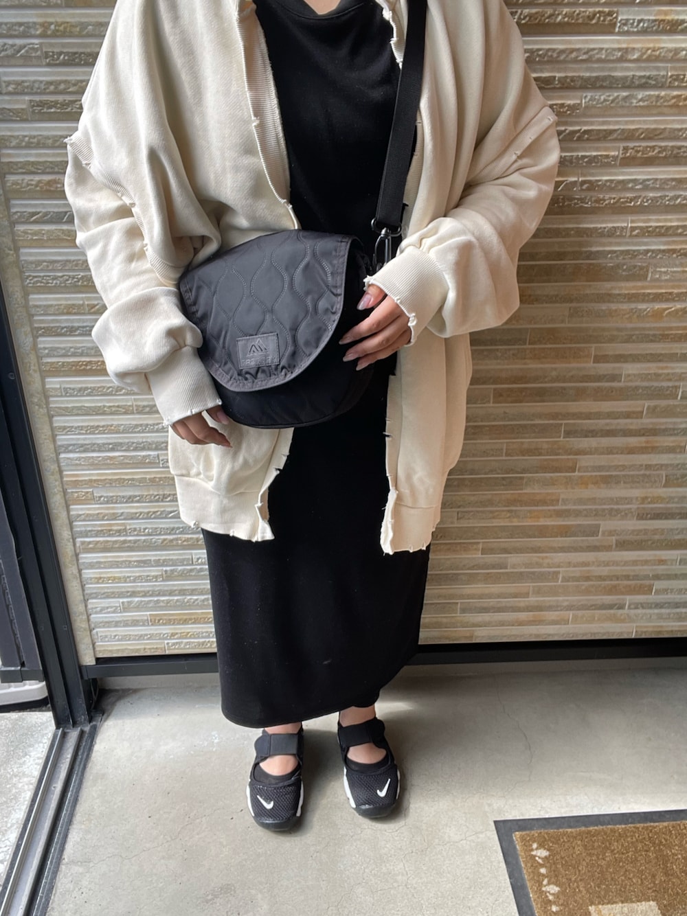 「シンプルスタイル、ワンピース、低身長コーデ、シンフルコーデ、おでかけ、いいね、save、フォローお願いします🤑、ootd」｜「NIKEのナイキ エブリデイ ライトウェイト ウィメンズ トレーニング フッティー ソックス (3足) / Nike Everyday Lightweight Women's Training Footie Socks (3 Pairs)（ソックス/靴下、ブラック系）」を使った、あじさん（レディース・153cm）の春コーディネートの1枚目の写真