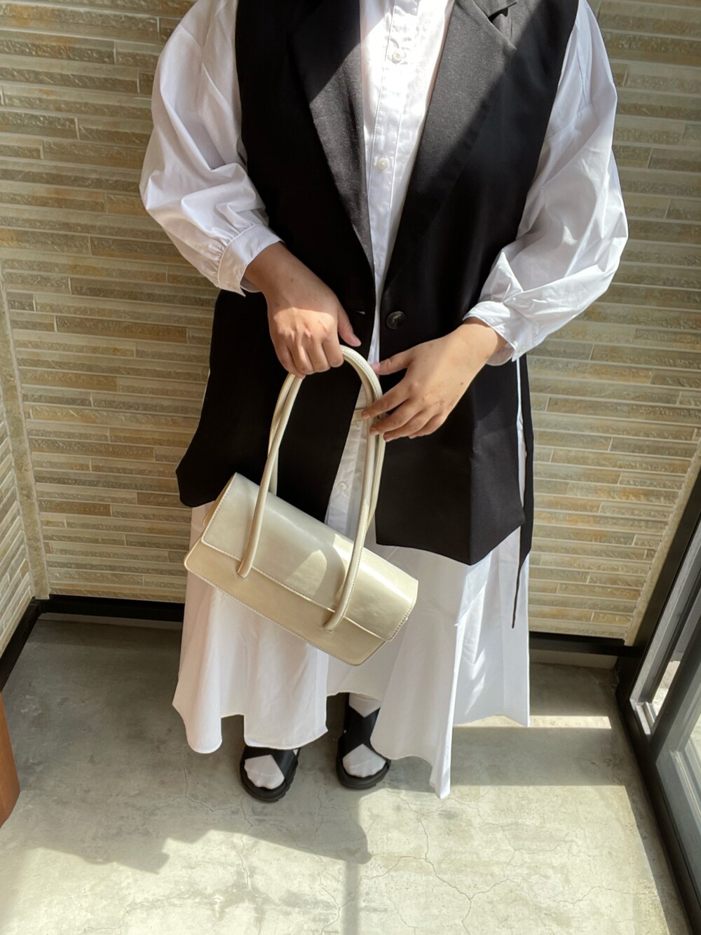 「休日スタイル、低身長、ootd、ワントーンコーデ、ワンピース」｜「Babの【WEB限定】フラップスクエアバッグ（ボストンバッグ、ホワイト系）」を使った、あじさん（レディース・153cm）の春コーディネートの1枚目の写真