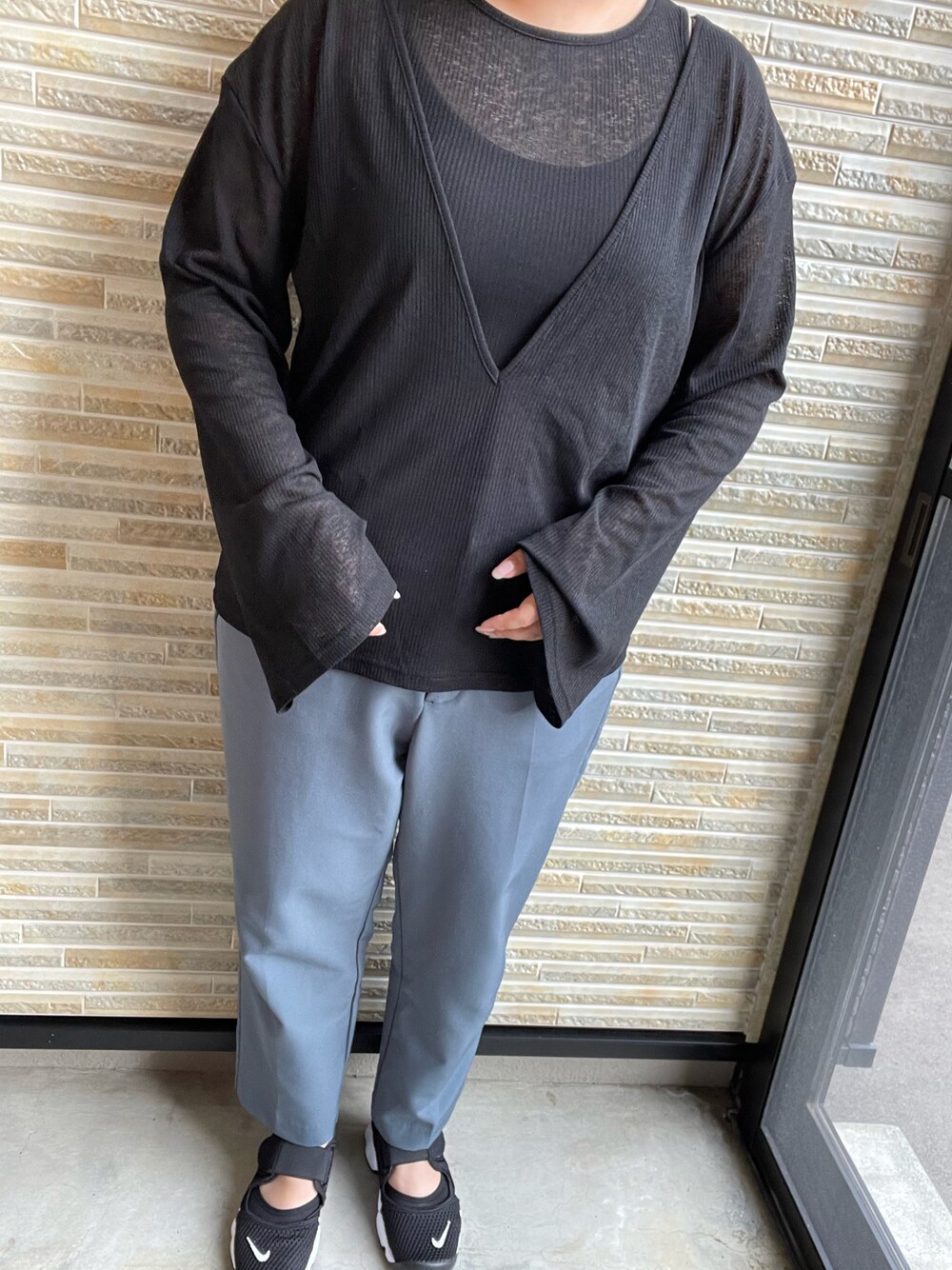 「春服コーデ、カジュアル、おでかけ、ブラック、プチプラコーデ、着回しコーデ、ootd、いいね、save、フォローお願いします🤑」｜「NIKEのナイキ エブリデイ ライトウェイト ウィメンズ トレーニング フッティー ソックス (3足) / Nike Everyday Lightweight Women's Training Footie Socks (3 Pairs)（ソックス/靴下、ブラック系）」を使った、あじさん（レディース・153cm）の春コーディネートの1枚目の写真