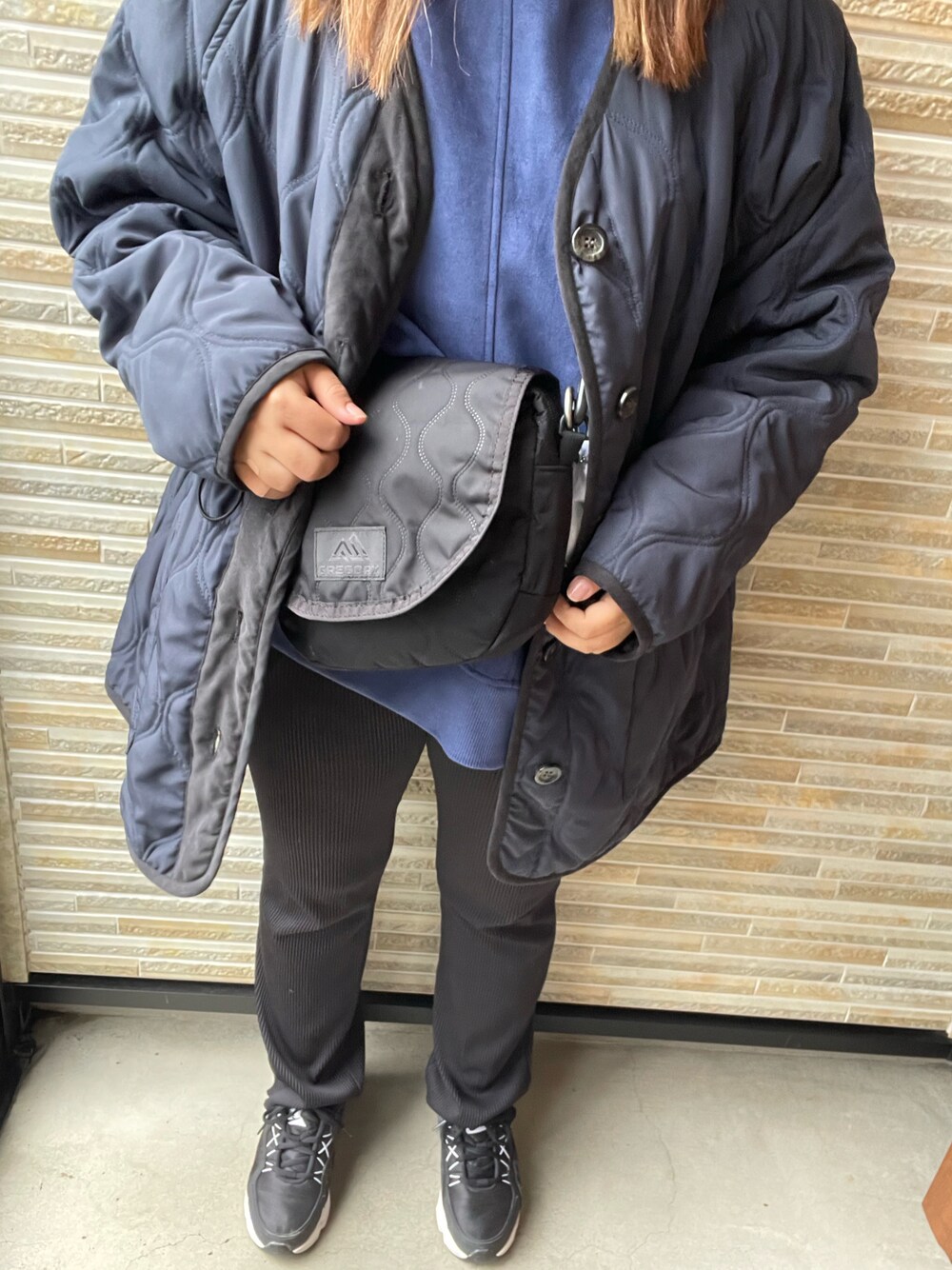 「休日コーデ、秋服コーデ、秋服、お出かけコーデ、カジュアル、低身長女子、プチプラ、今日のコーデ、低身長コーデ、スニーカーコーデ、着回しコーデ、いいね、save、フォローお願いします🤑」｜「FREAK'S STOREのGREGORY × FREAK'S STORE/グレゴリー 別注LAUGHING SHOULDER QUILT/別注ラッフィングショルダーキルト（ショルダーバッグ、ブラック系）」を使った、あじさん（レディース・153cm）の秋コーディネートの1枚目の写真